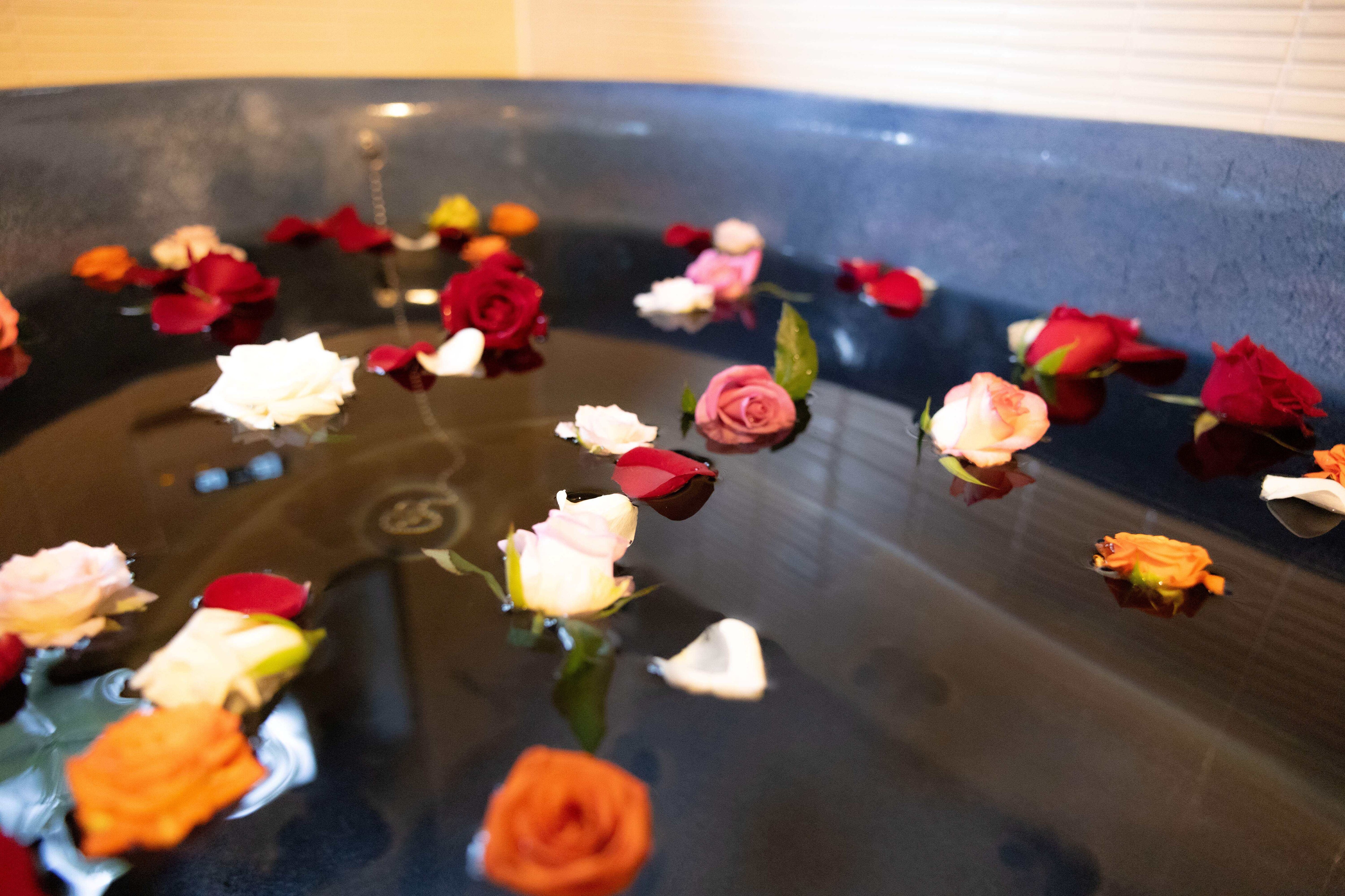 Fresh rose baths picked fresh in the morning from Oyabe and carefully selected Himalayan bath salts