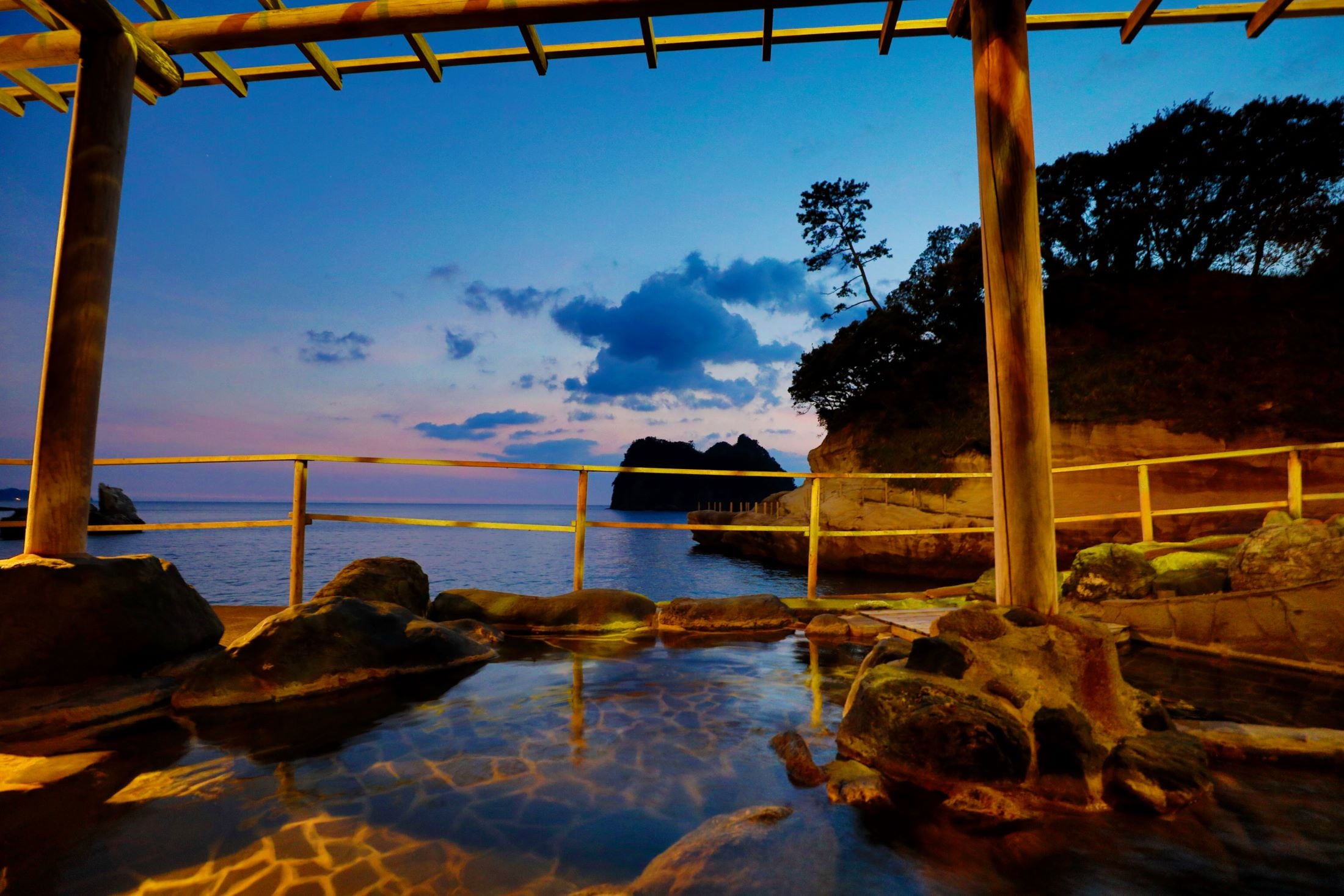 Open-air bath on the shore (men's bath) | Enjoy a fantastical atmosphere while bathing at dusk.