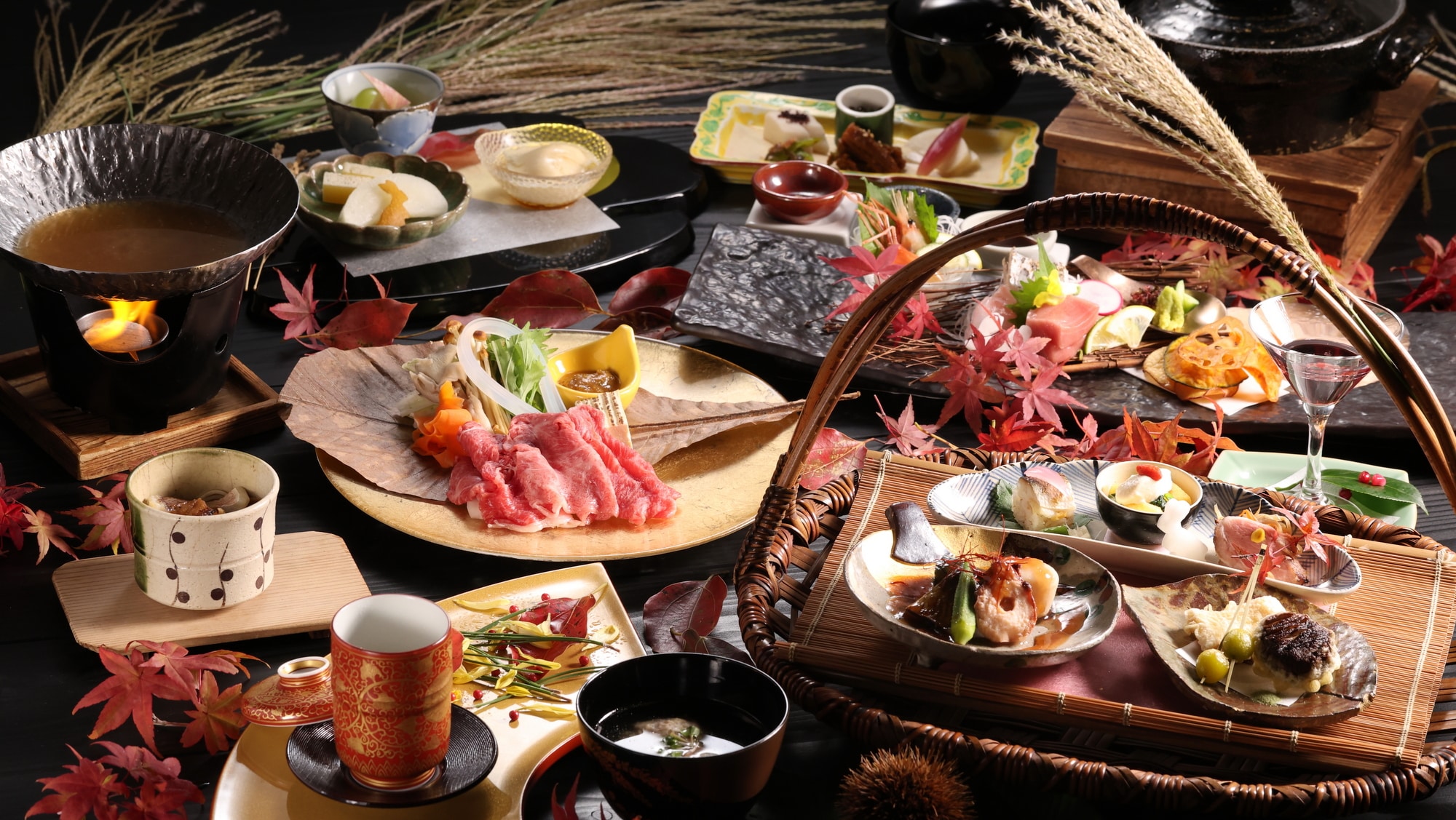 [Autumn 2026] The theme is "Autumn Colors and Moonlight." An evening kaiseki meal full of autumn flavors, where you can feel the season through the garnishes and tableware.