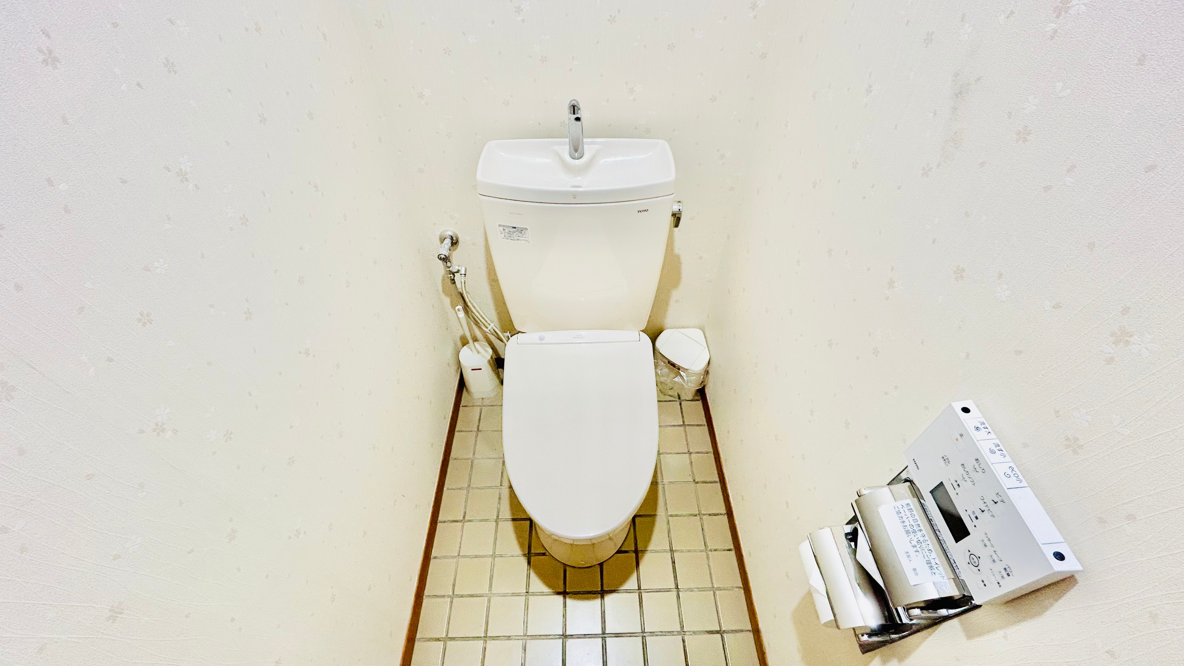 [Japanese-style room with open-air bath / 10 tatami Japanese-style room / 8 tatami Japanese-style room] Separate toilet