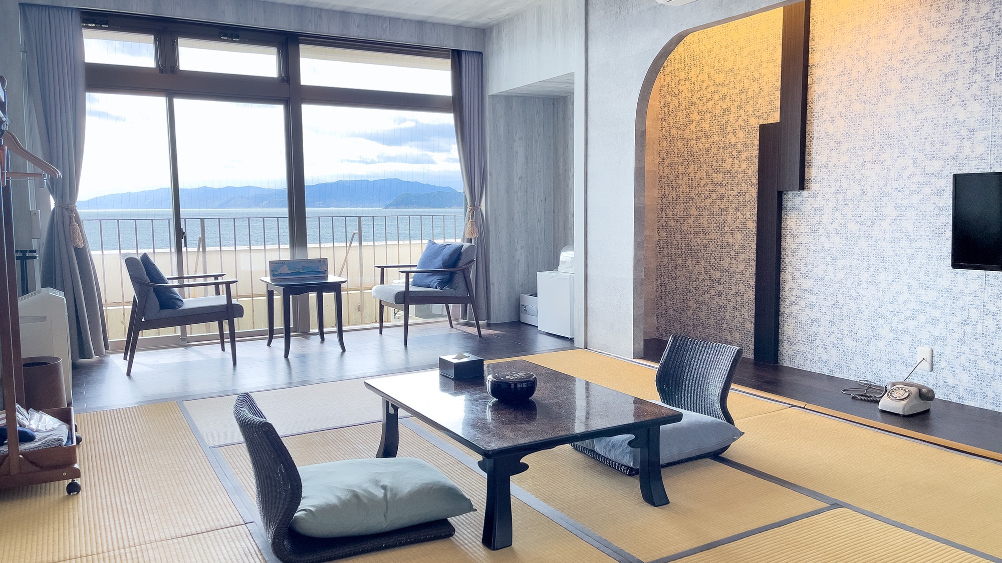 Standard Japanese-style room facing the sea