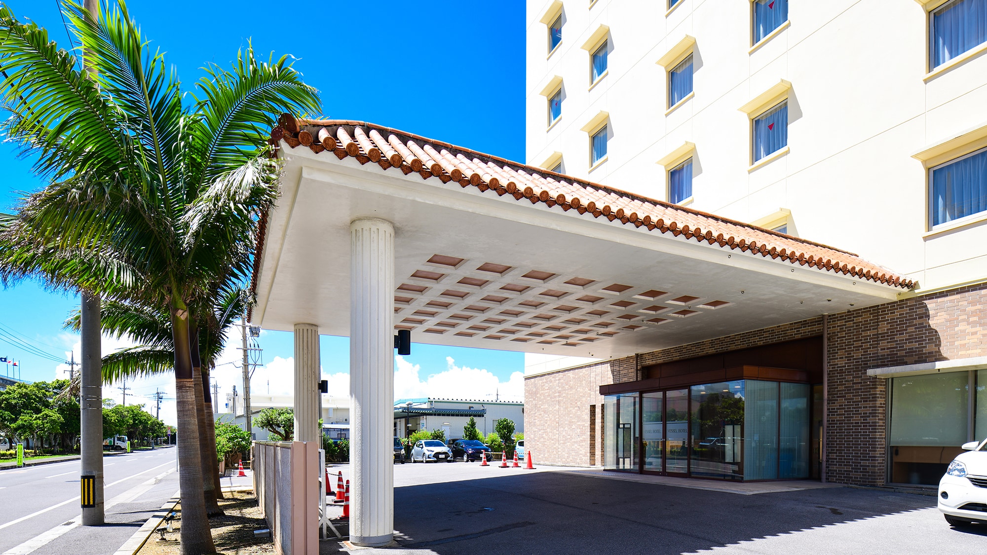 [Exterior (right side)]