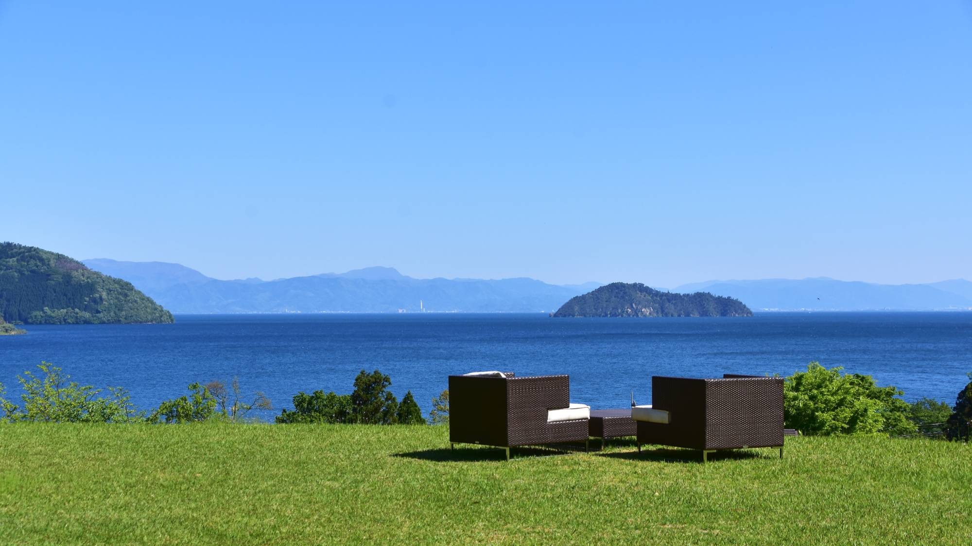 從山上俯瞰琵琶湖和築部島的壯麗景色