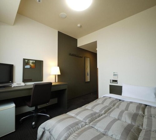 Single room with a 120 cm bed. It's a simple and calm room, so you can work faster ♪