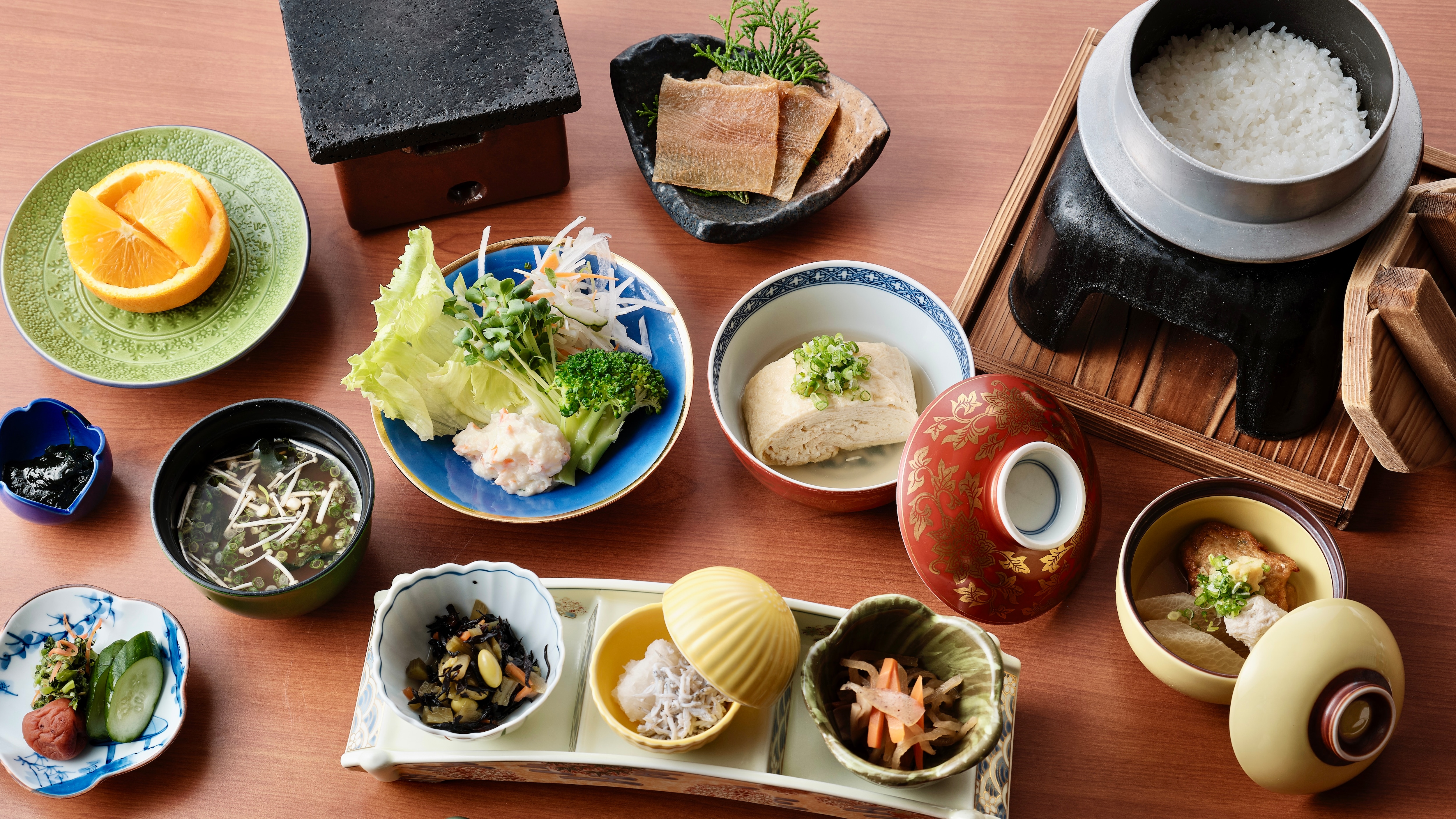 [Breakfast (example)] We offer a wholesome Japanese breakfast, including our proud, freshly cooked rice cooked in a pot.