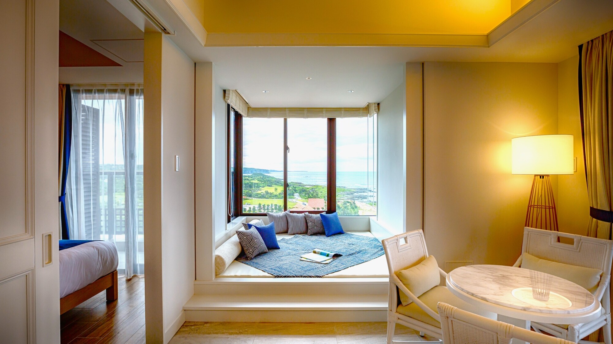 [Mirage Floor/Premier Suite] Nikmati gaya santai seperti tidur siang di sofa daybed dekat jendela.