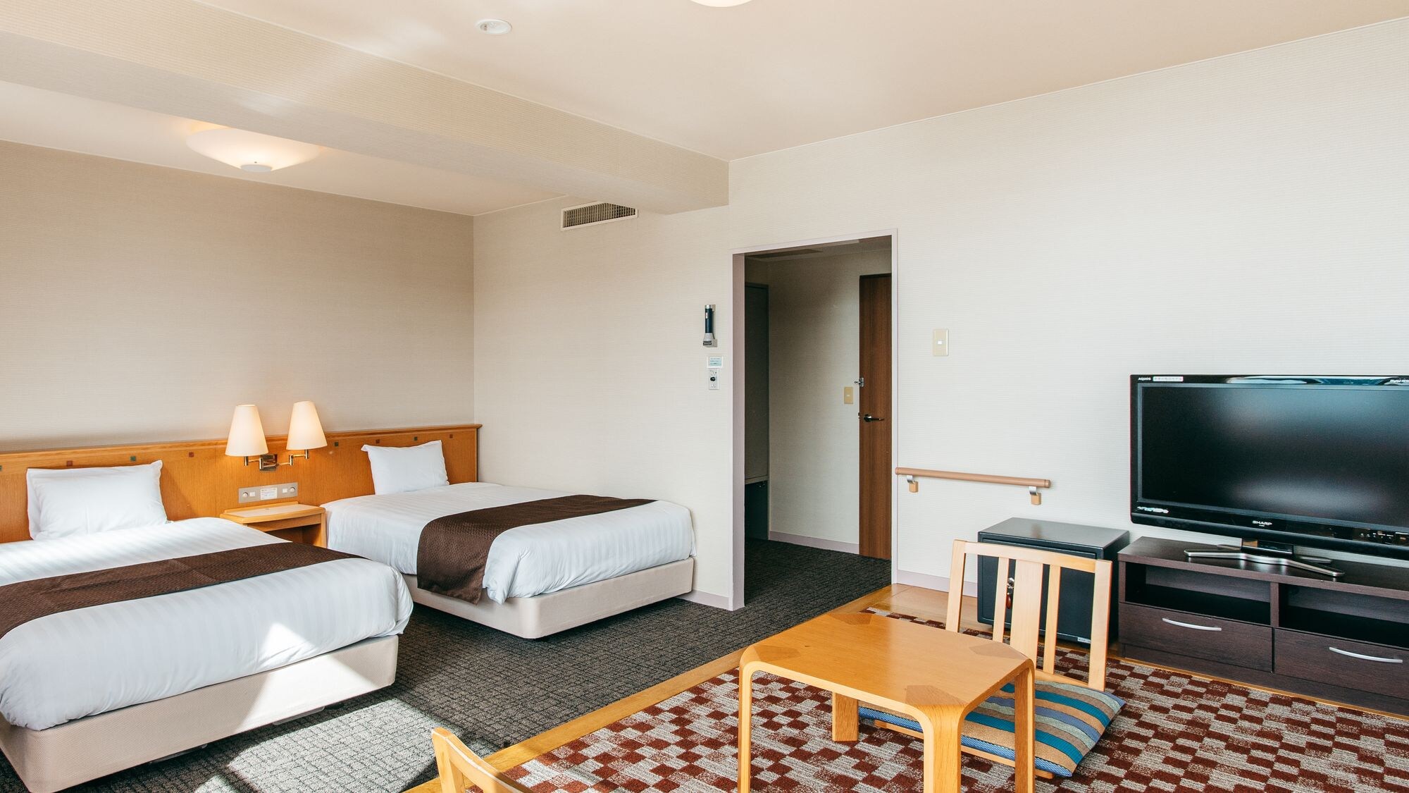 Superior Twin Room (with bath) / 28 square meters