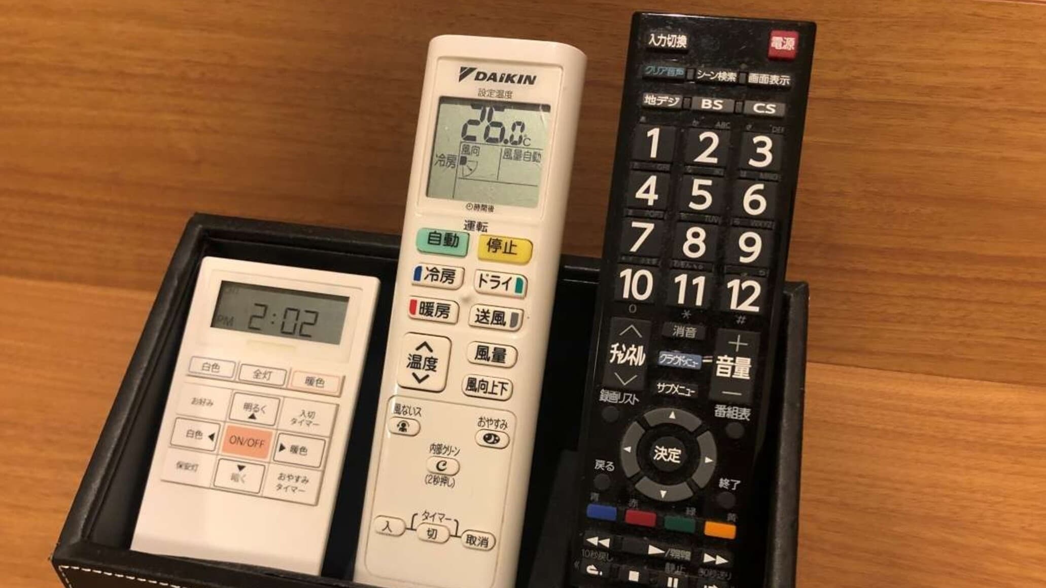 Berbagai remote control: Anda dapat dengan bebas mengatur pencahayaan ruangan dan AC.