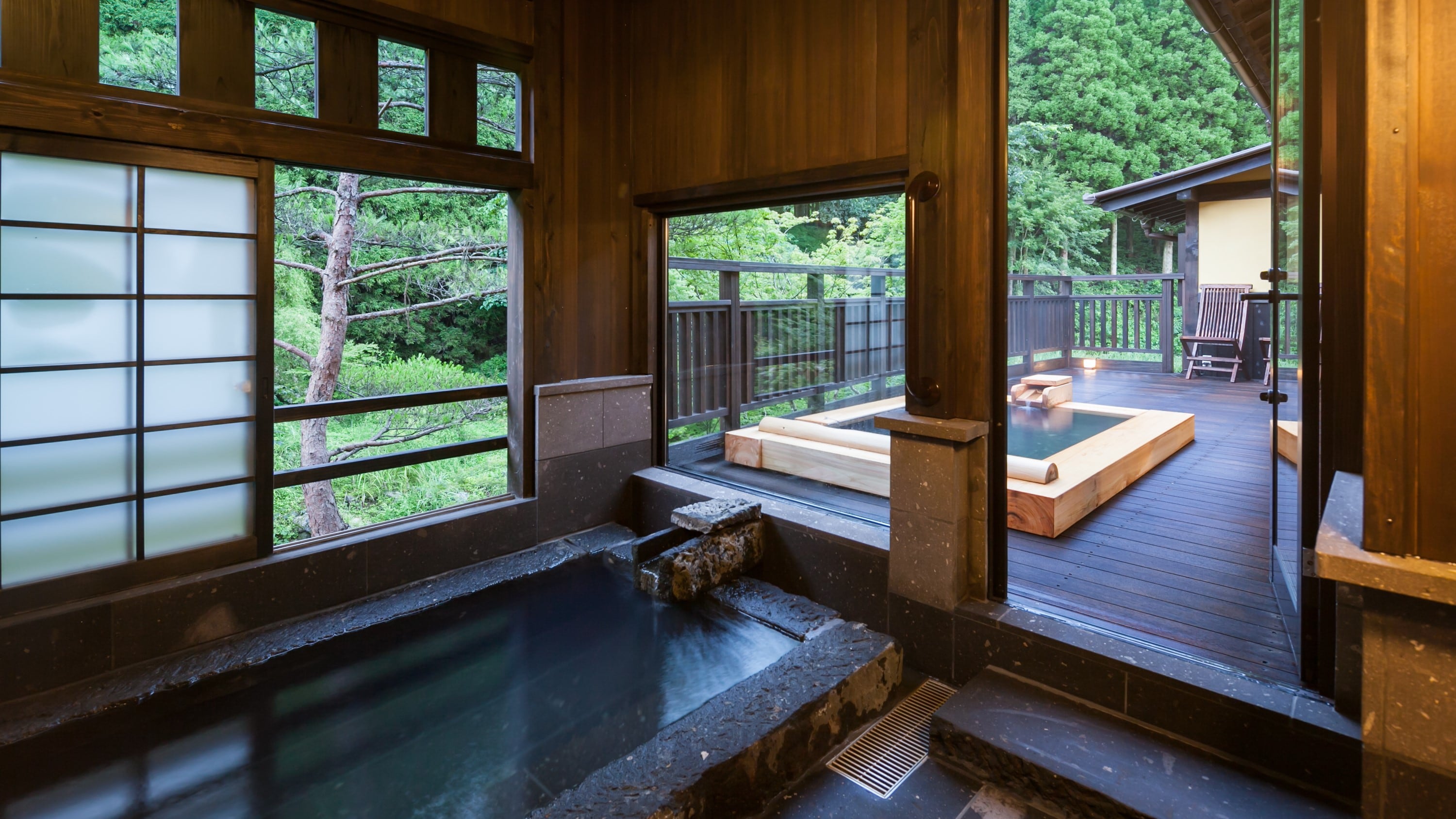 Separate 10 tatami Japanese-style room + 12 tatami Western-style room with indoor and outdoor baths [Nemunoki]