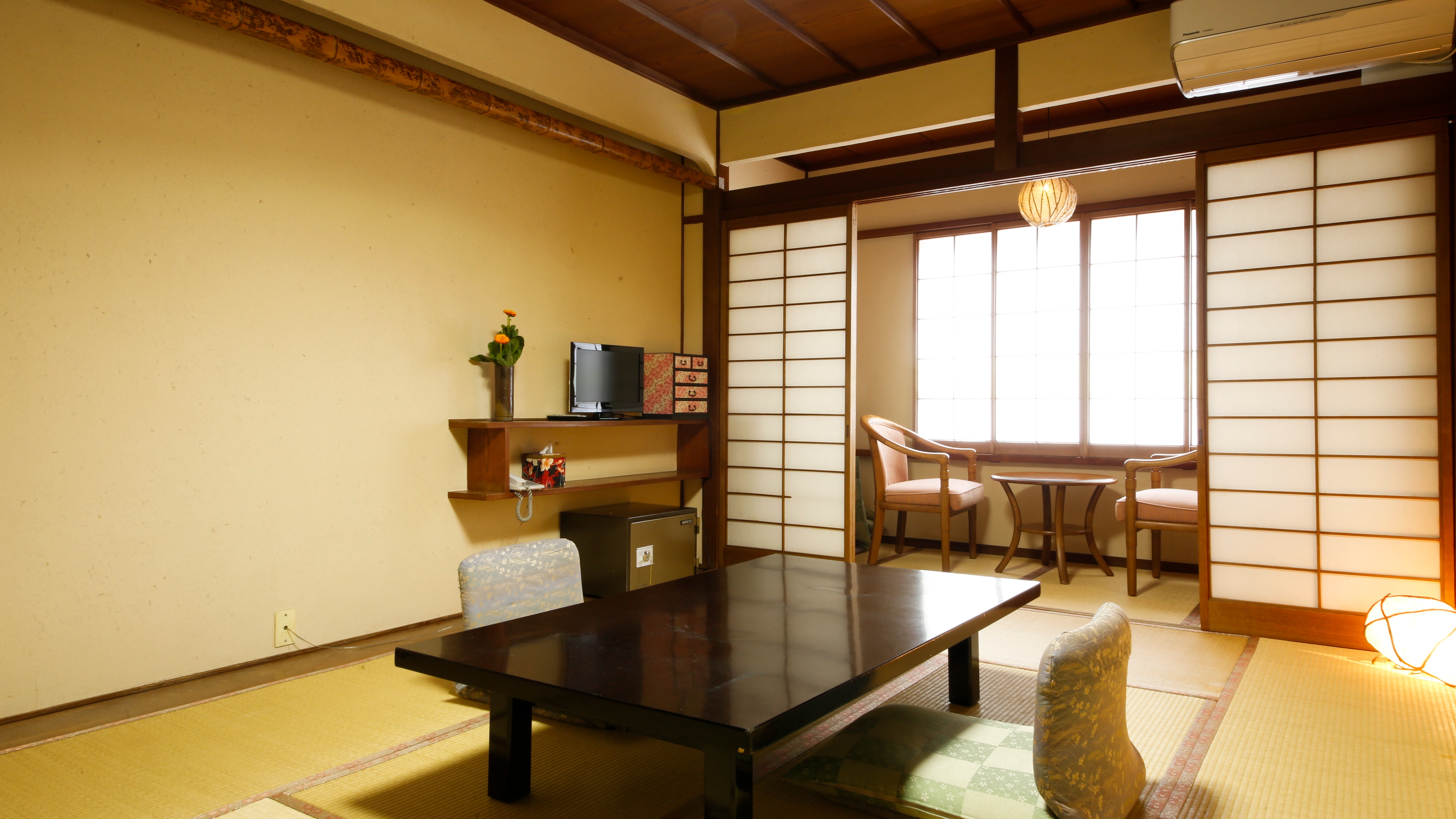 Japanese-style room 8 tatami mats (with wide rim)