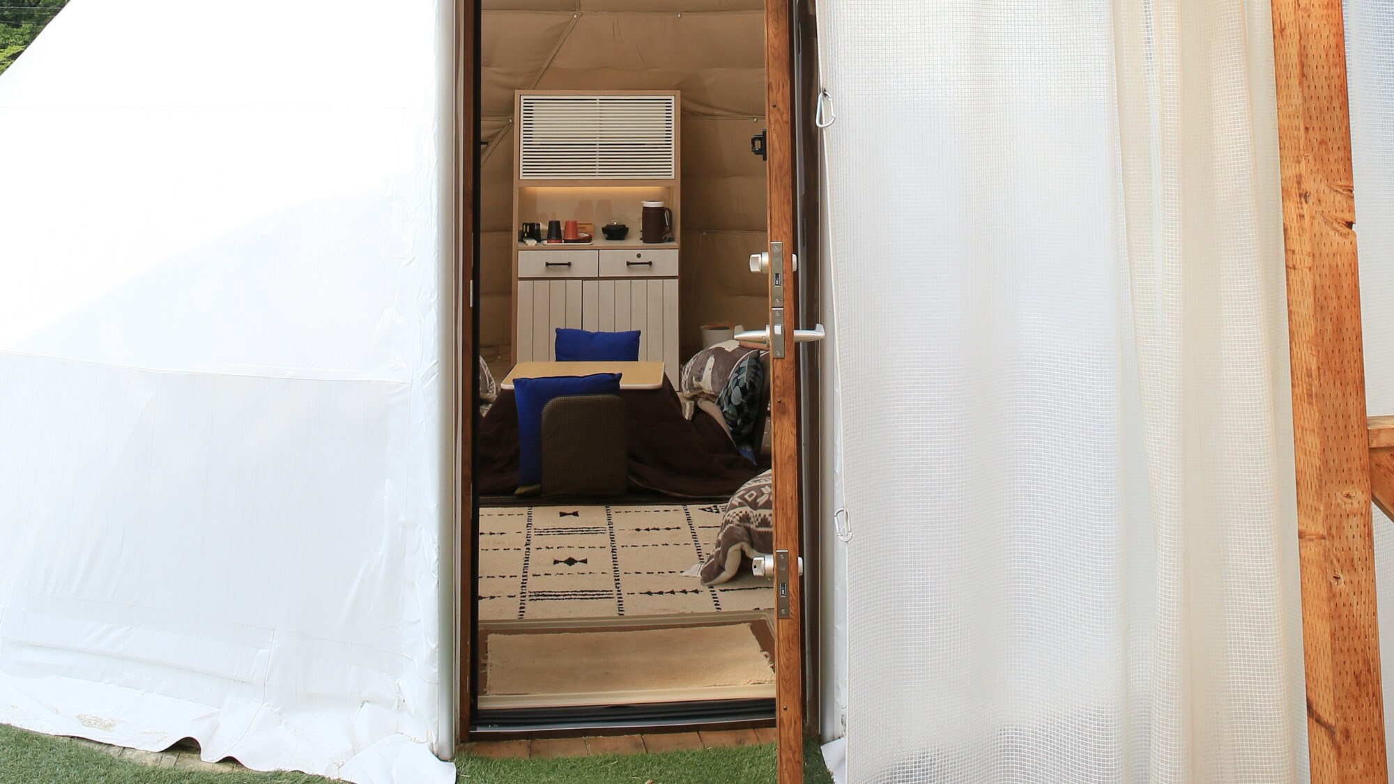 Pintu masuk/keluar tenda adalah pintu dengan kunci. (glamping)