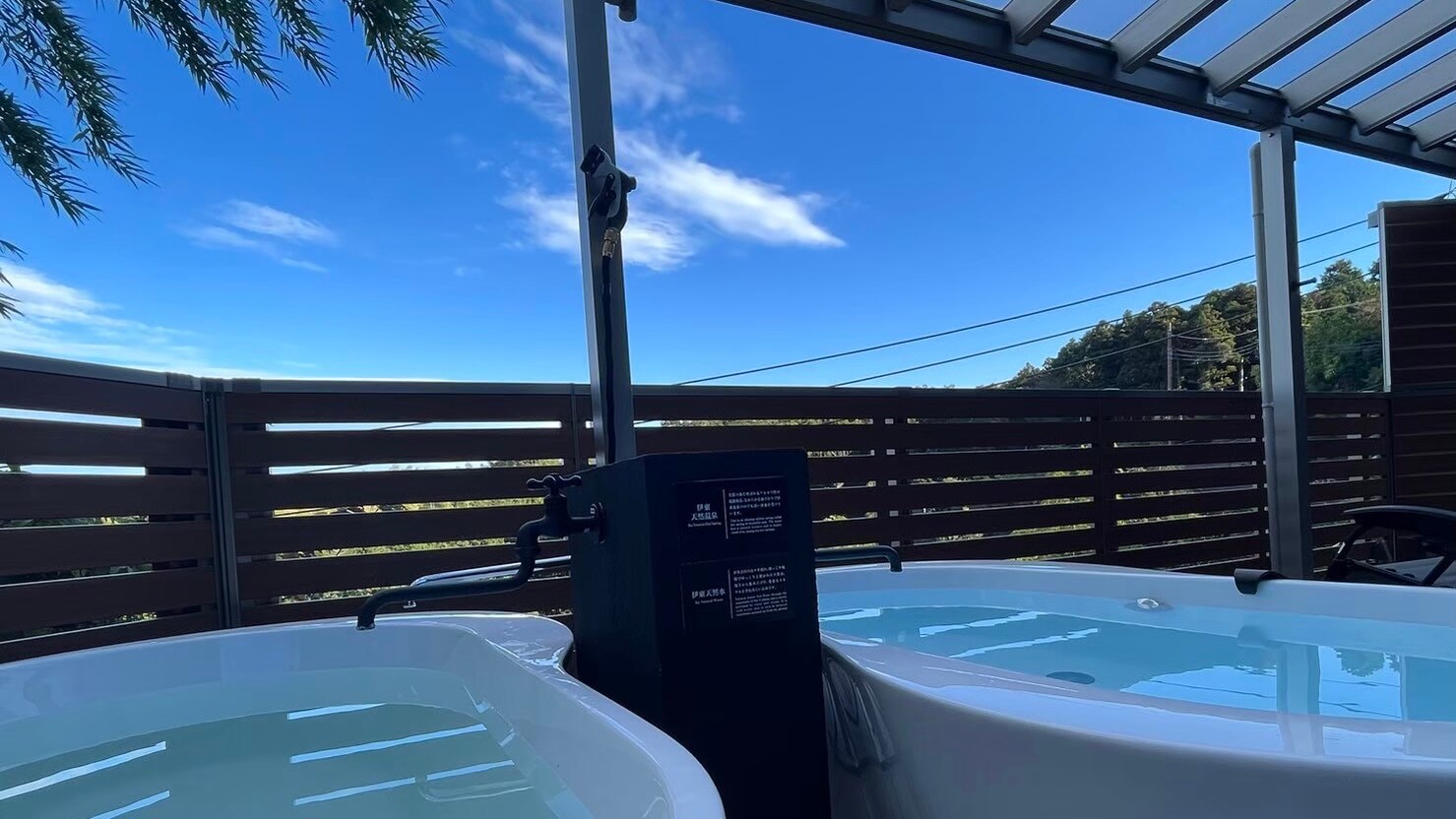 <Open-air bath> There are two open-air baths on the outdoor wooden deck where you can enjoy natural hot springs.