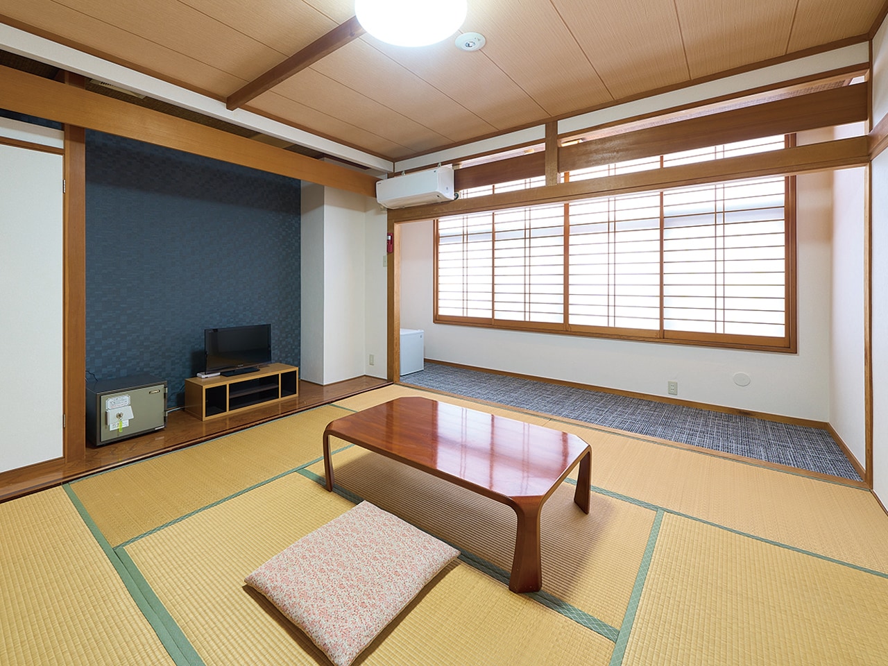 Phòng kiểu Nhật (8 chiếu tatami) + Sàn nâng hướng sông (2 chiếu tatami) có bồn tắm và nhà vệ sinh