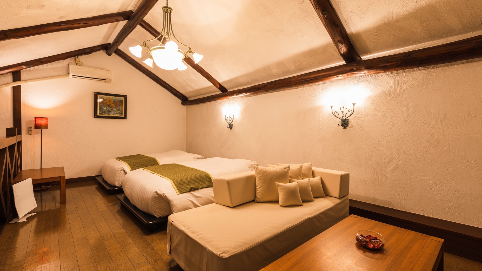 [Royal Suite] The bedroom on the 2nd floor is equipped with a Simmons bed designed for the best sleep.
