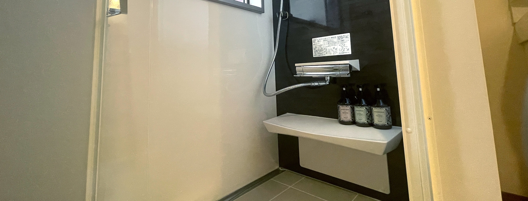 Twin room shower room
