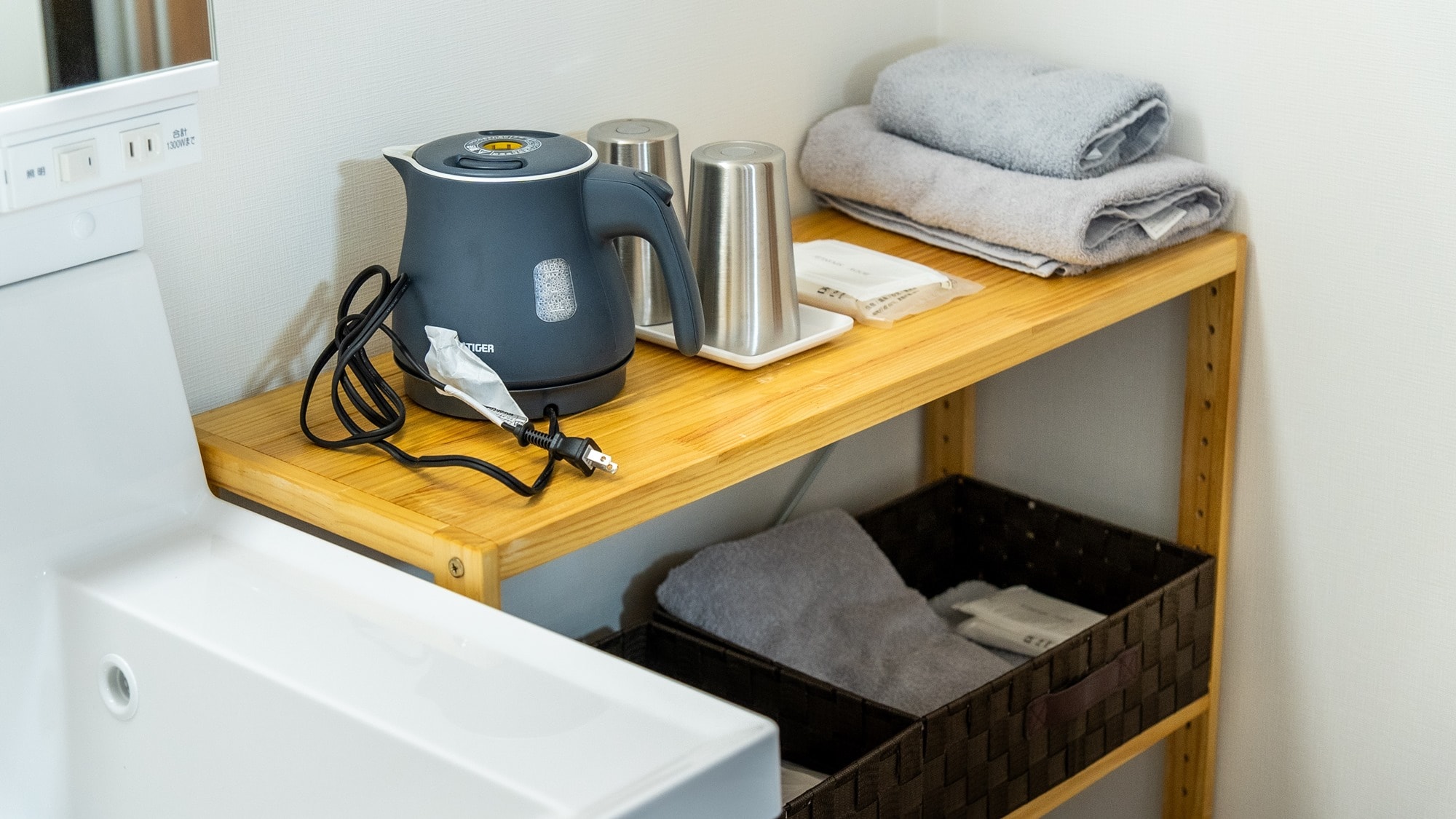 *家庭房設施：電熱水壺、杯子、毛巾