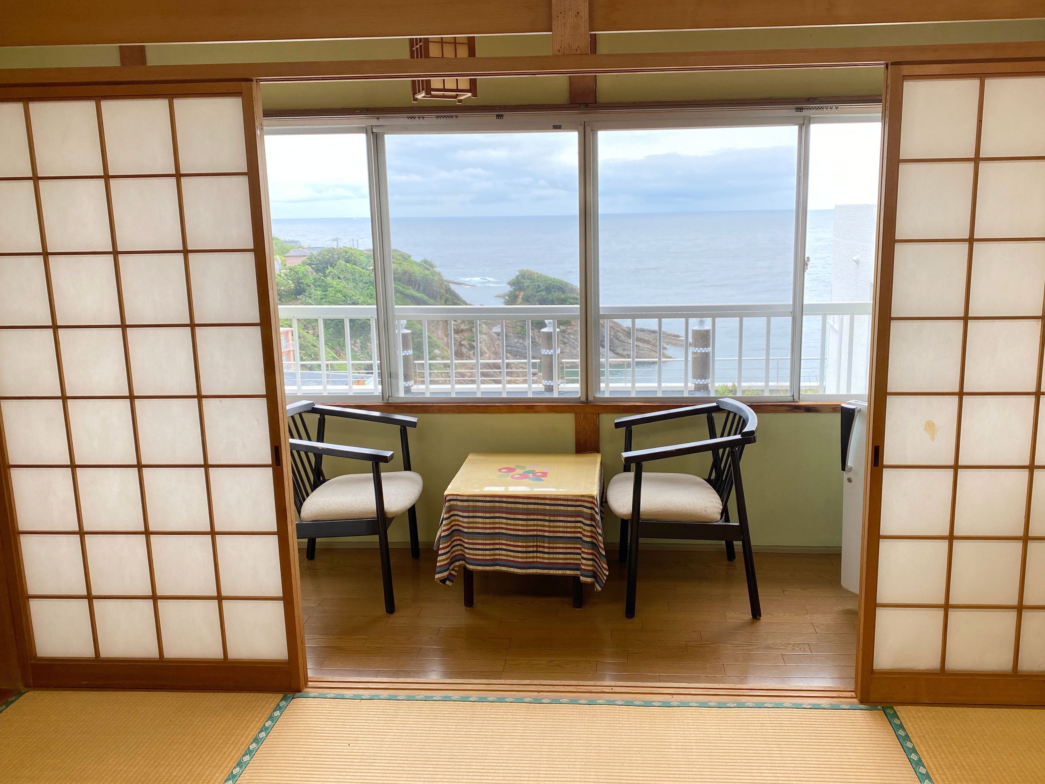 View from the Japanese-style room in the annex (there is a staircase because it is on the 5th floor.) The view varies depending on the room.