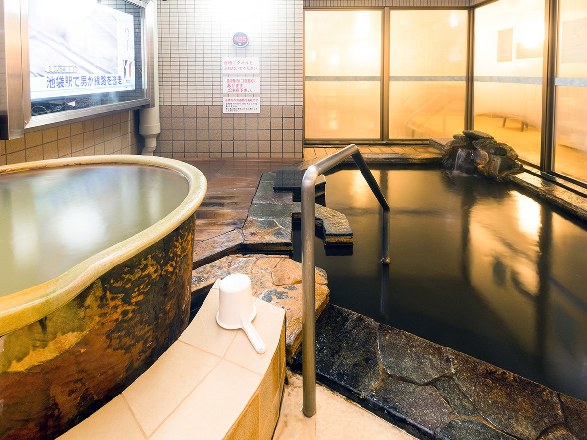Women's open-air bath. The hot water on the left is flowing from the source