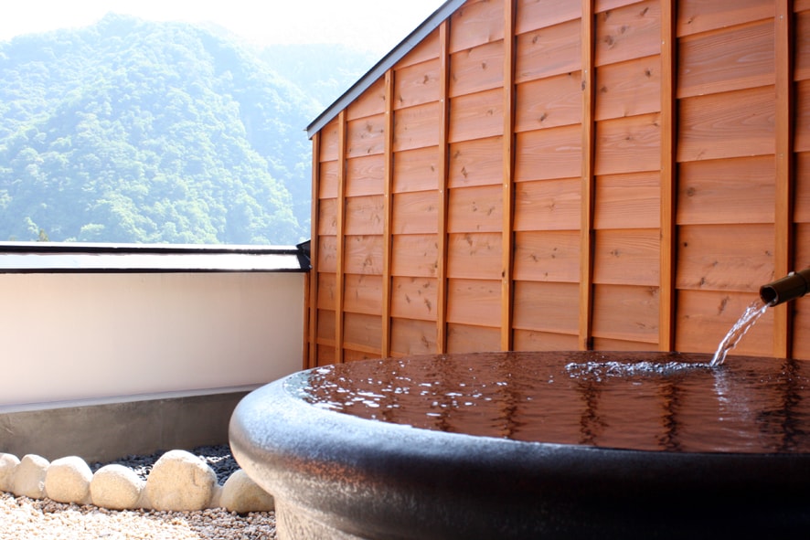 Yutogekan: Open-air bath in the "Kocho" room with an open-air bath