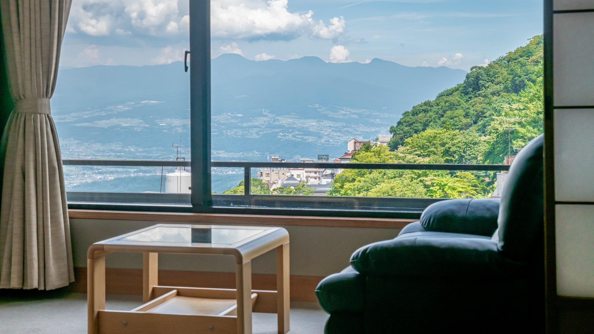 From the room on the stone steps side, you can enjoy the view of the city of Ikaho from above.
