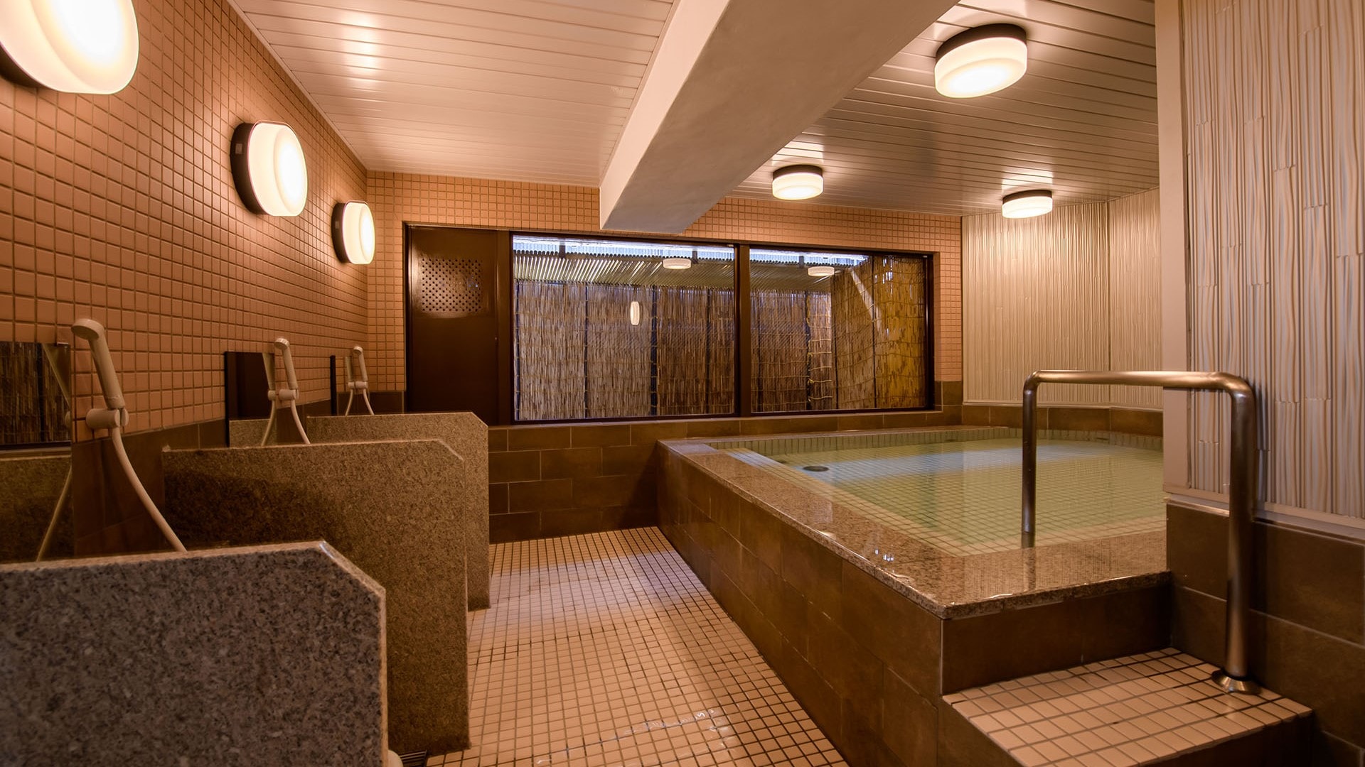 [Wakakusa no Yu] Capacity: 5 to 7 people. Although it is a small bath, time flows at a leisurely pace.