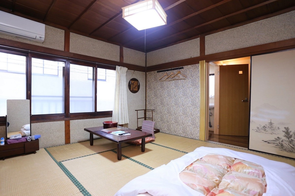 Kamar bergaya Jepang dengan 8 toilet tikar tatami