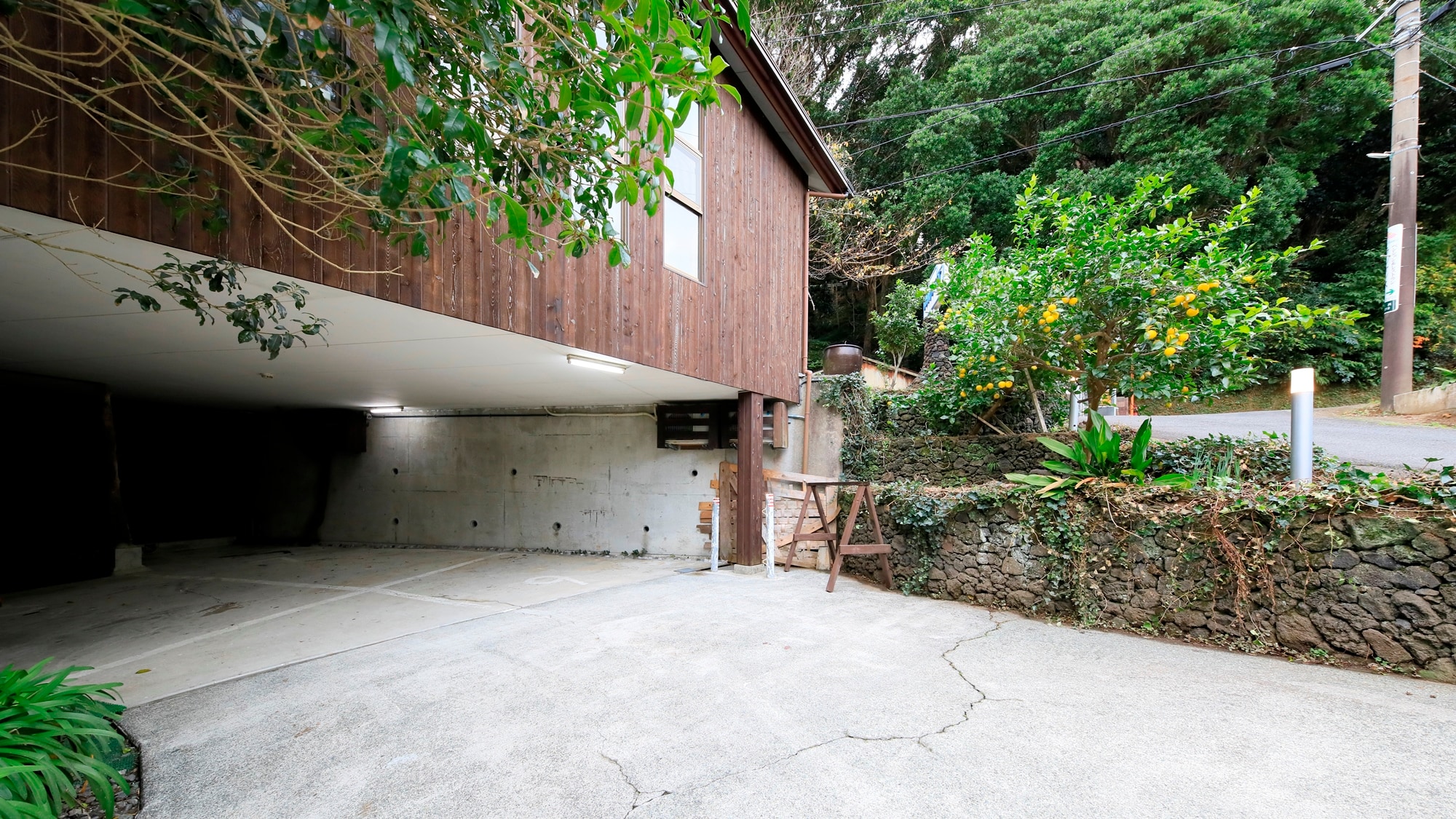 Exterior | Free parking for 12 cars