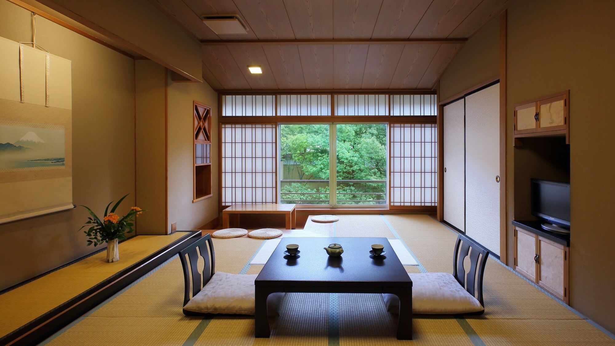 ◇ [Standard] Open-air Japanese-style room (non-smoking, 10 tatami mats) with a view of the pond garden.