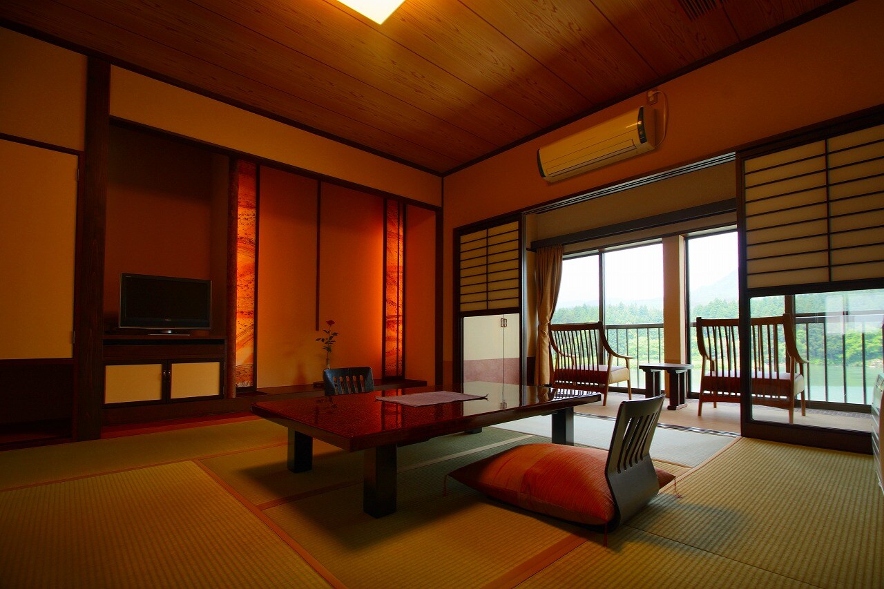 Japanese modern guest room: Harukasumi