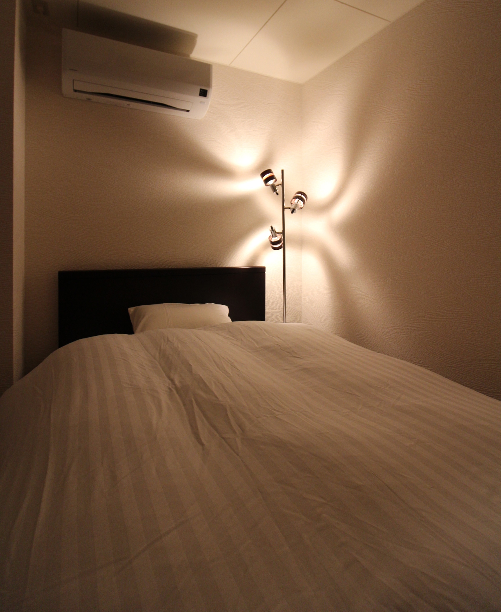 Single room with semi-double bed