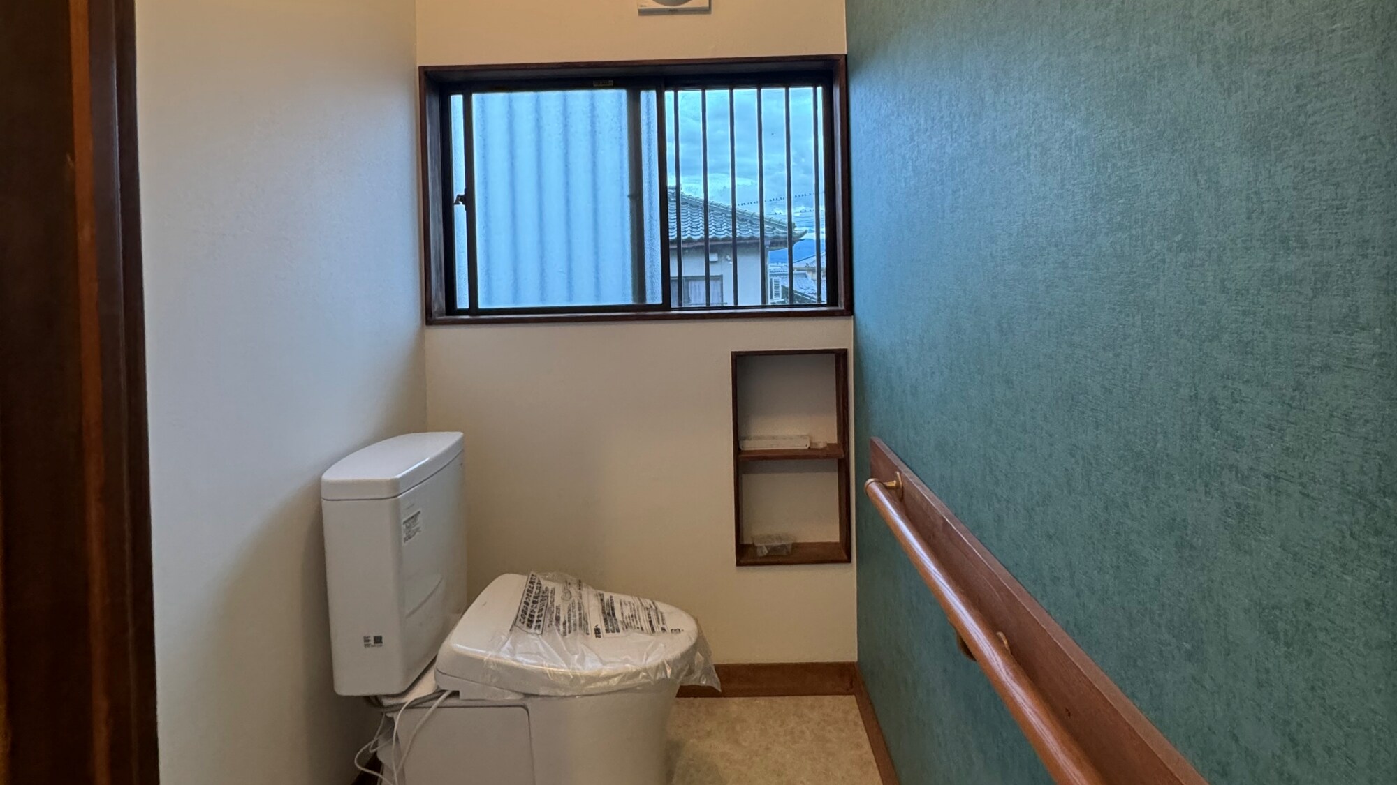 * <花園洋房> 廁所（範例）配備有帶坐浴盆的馬桶。這是一個寬敞的洗手間。