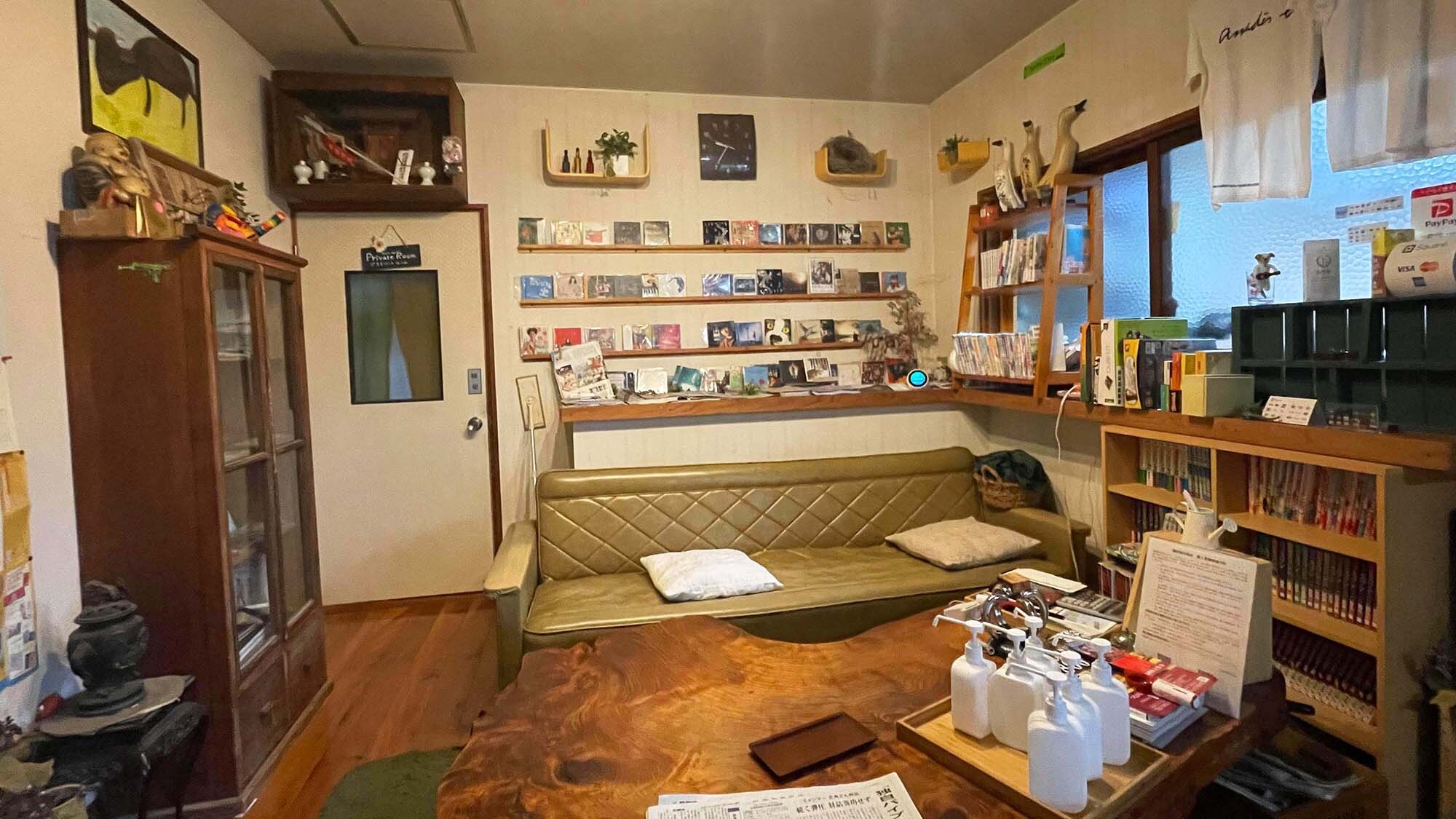 ・ There is a relaxing space in front of the lobby.