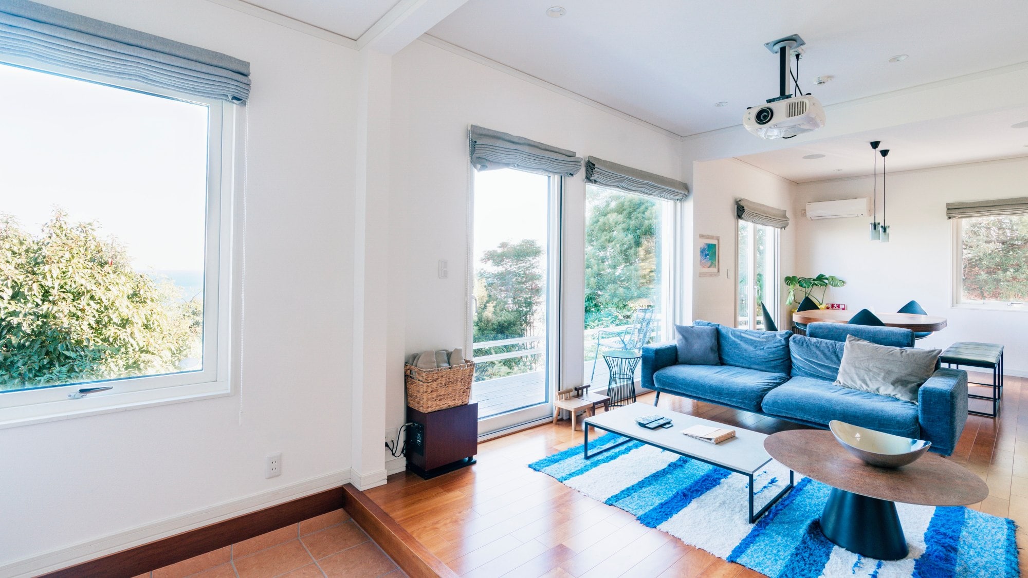 ・[Living room] The large windows overlook the Awaji Sea. The beautiful scenery is soothing.