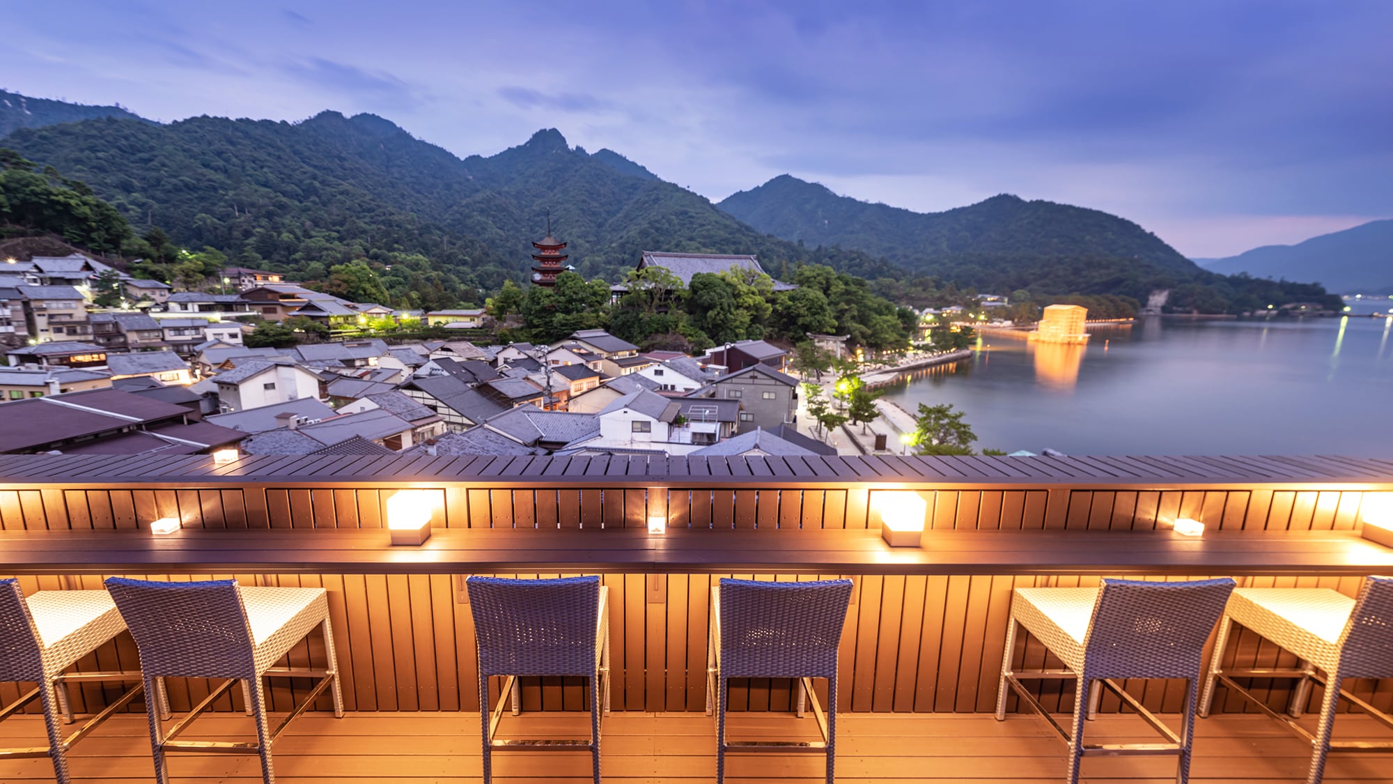 Opening in July 2022 [Miyajima Terrace] The atmosphere is unique at dusk.