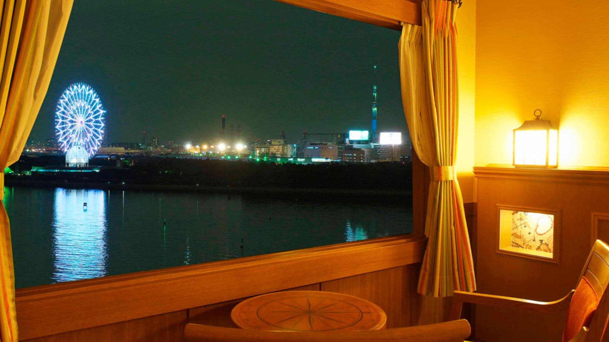 Dari kamar-kamar dengan pemandangan teluk, Anda dapat melihat kincir ria di Taman Kasai Rinkai dan Skytree.