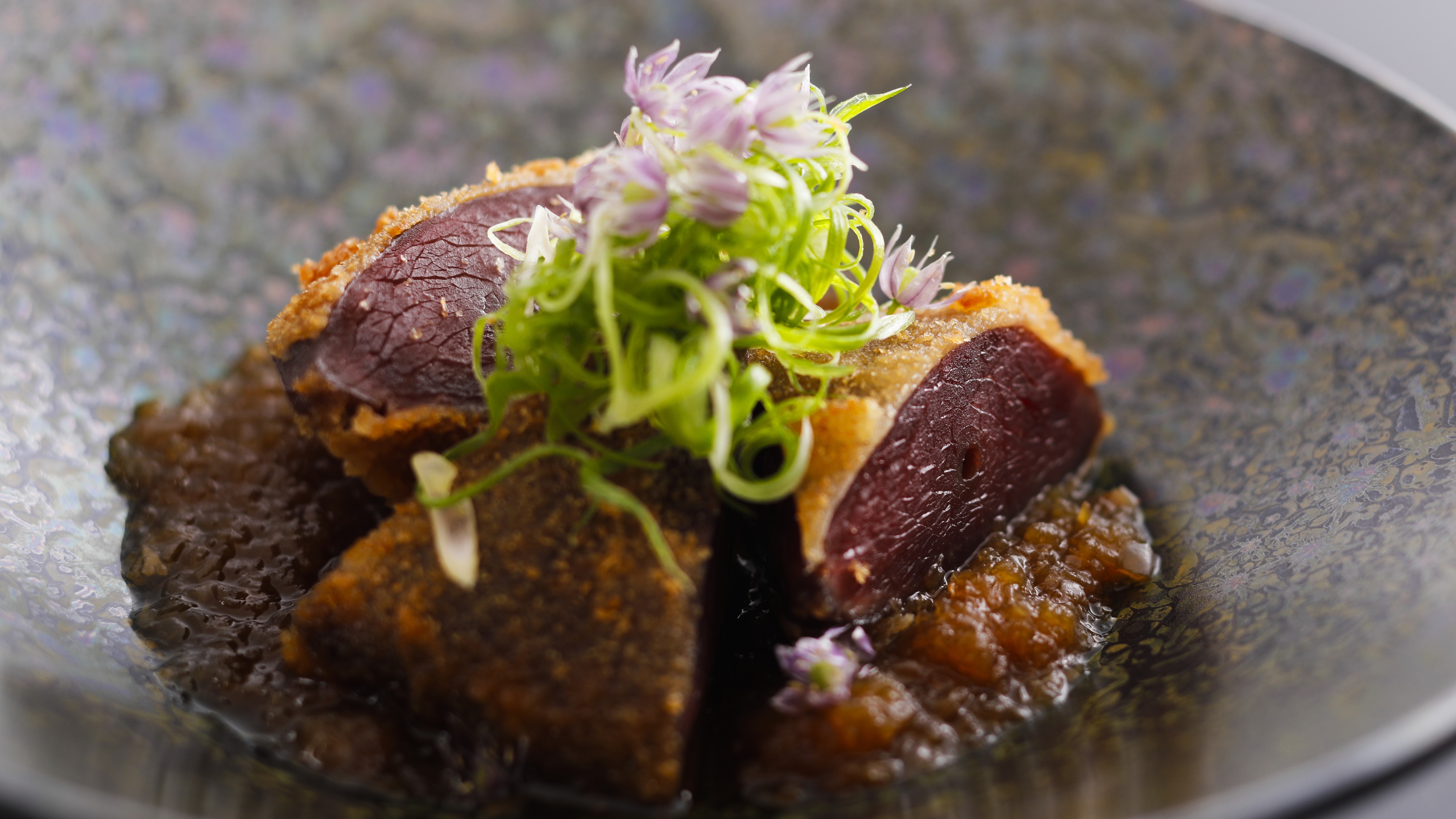 [Early summer dish] Venison cutlet with aromatic vegetables and onion dressing (example)