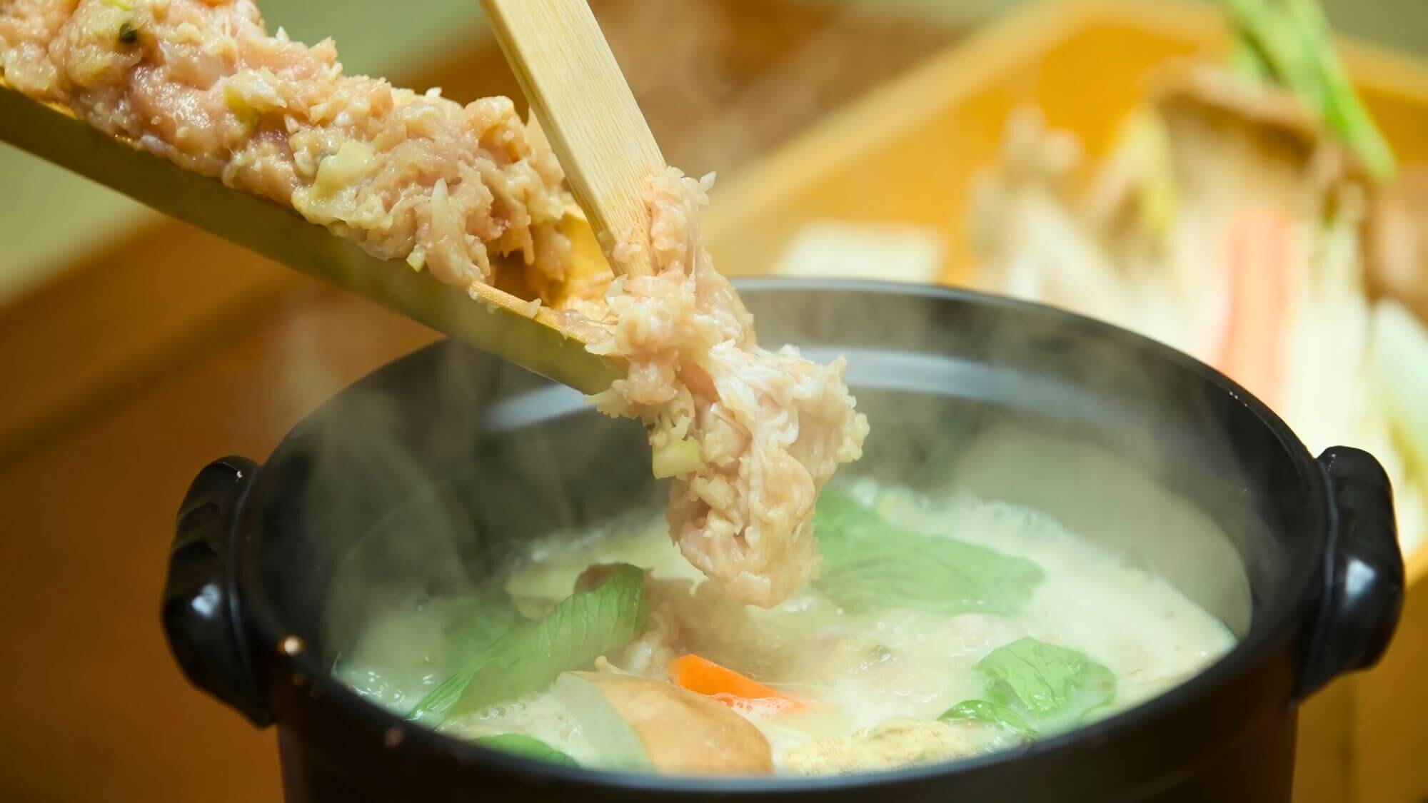 [Món ăn tối ví dụ] Lẩu gà viên. Những viên thịt viên được làm từ thịt gà Hyuga từ tỉnh Miyazaki và nước dùng là miso trắng theo phong cách Kyoto.