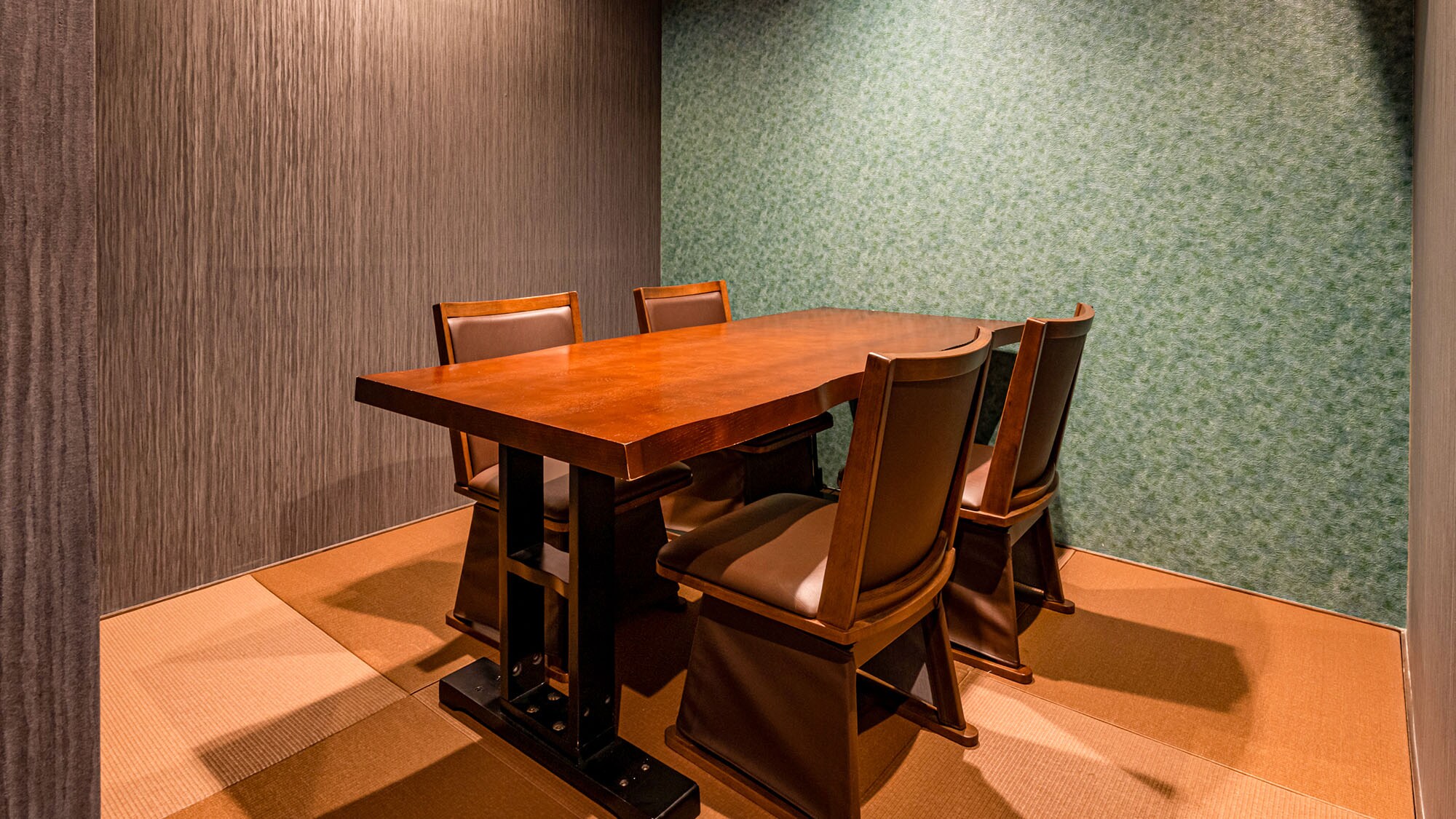 ・[Rumi] Enjoy a leisurely meal in the dining room in your room.
