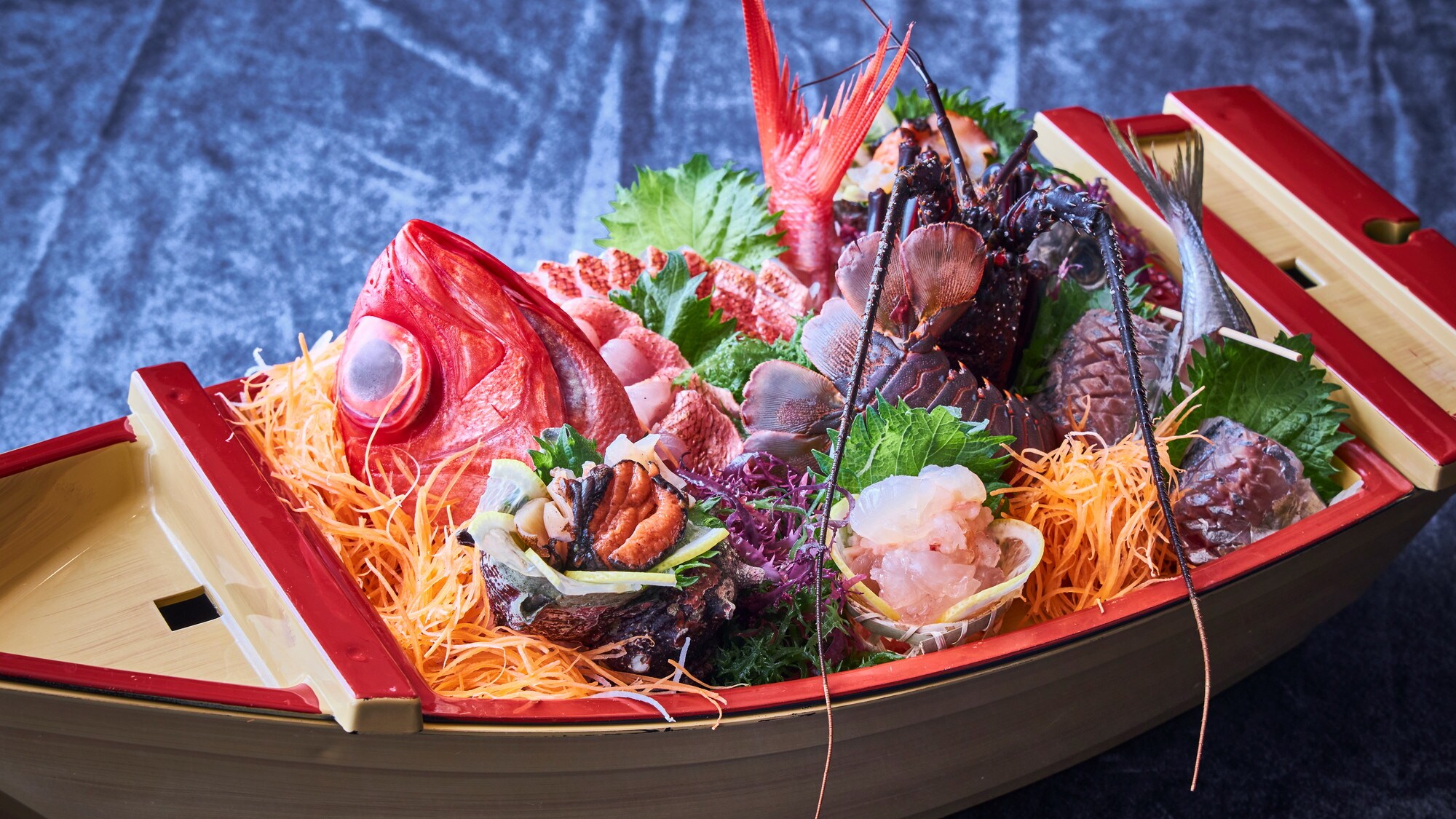 我们还根据特殊订单提供豪华船拼盘。