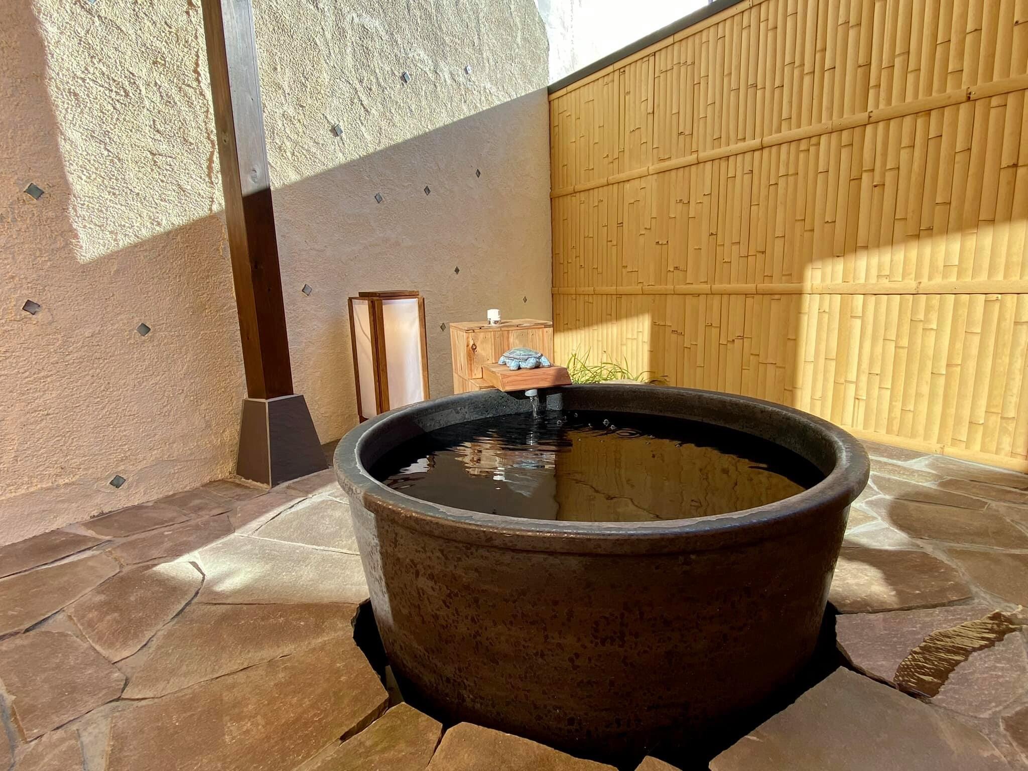 Ceramic open-air bath (daytime)