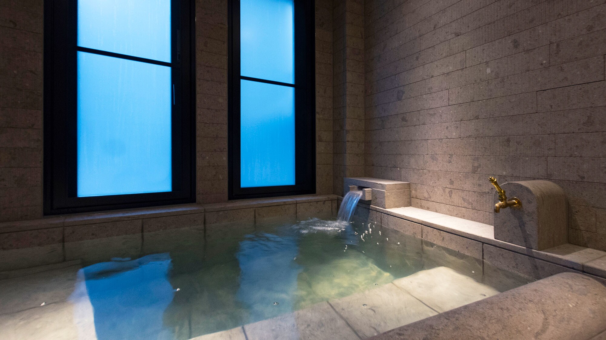 [Private hot spring] There are two in the main building. Please enjoy a relaxing bath in the colorless, odorless, skin-beautifying water.