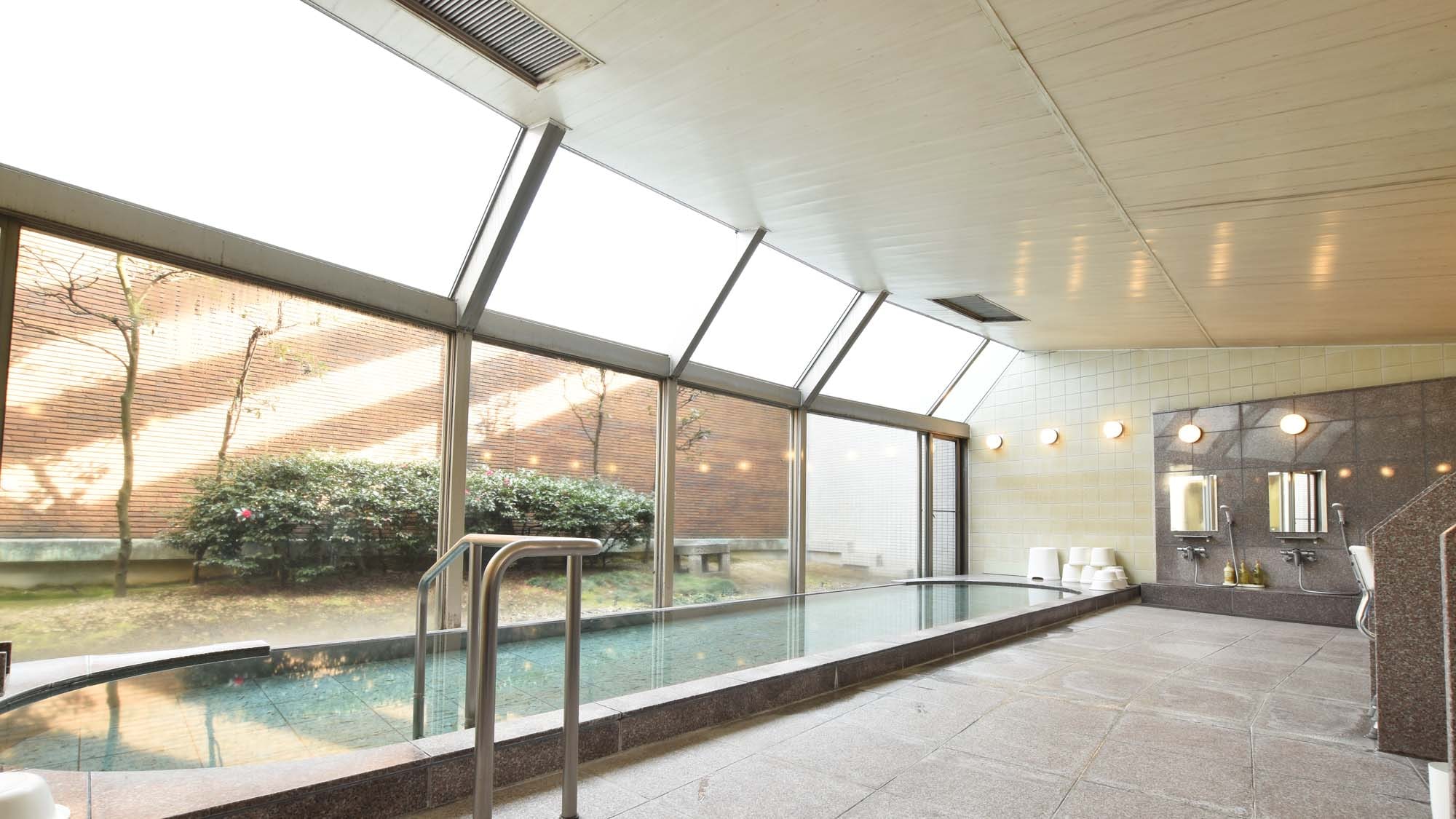 [Large public bath] A large public bath where you can relax