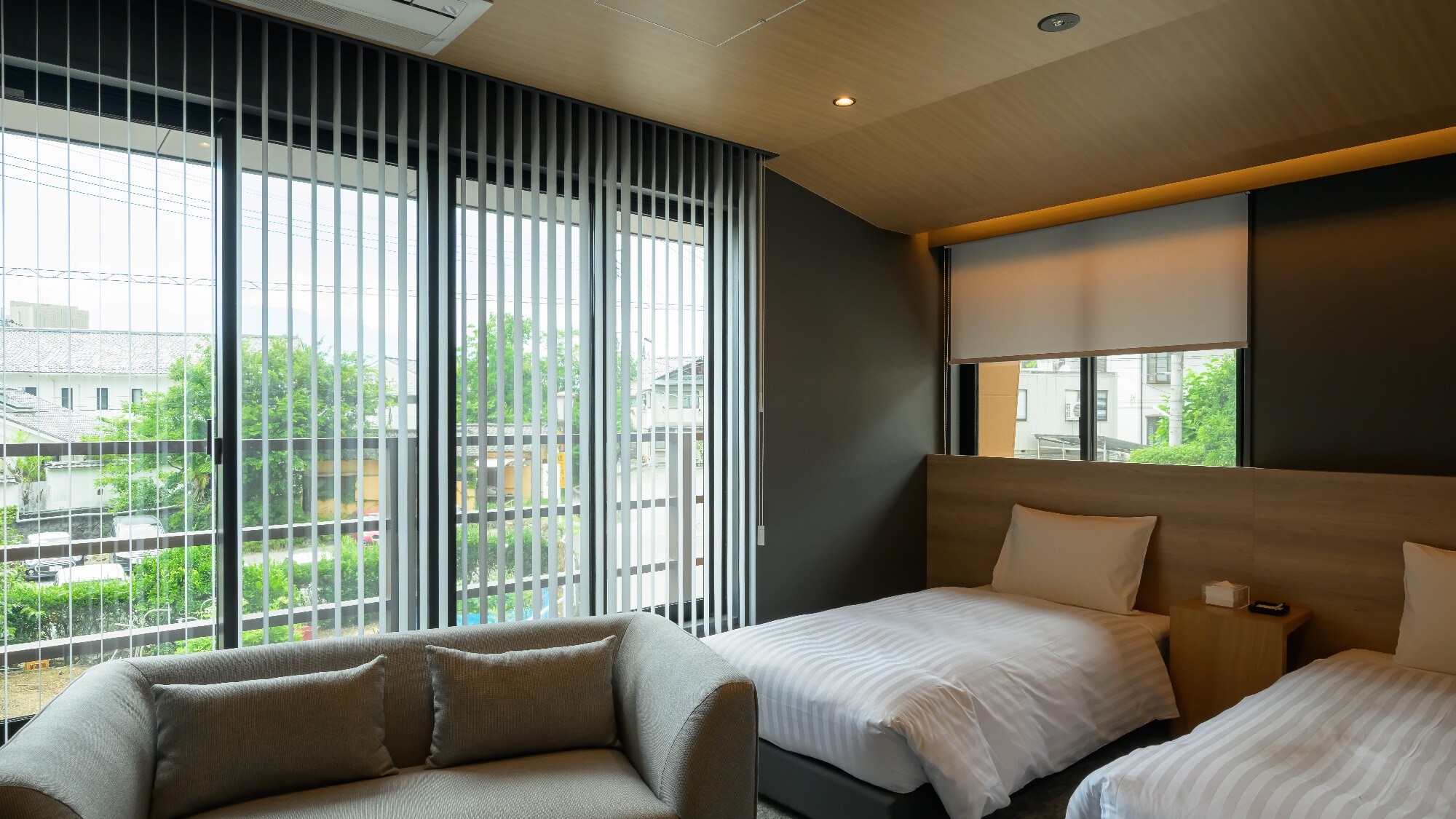 [Superior Twin] Relax on the comfortable sofa