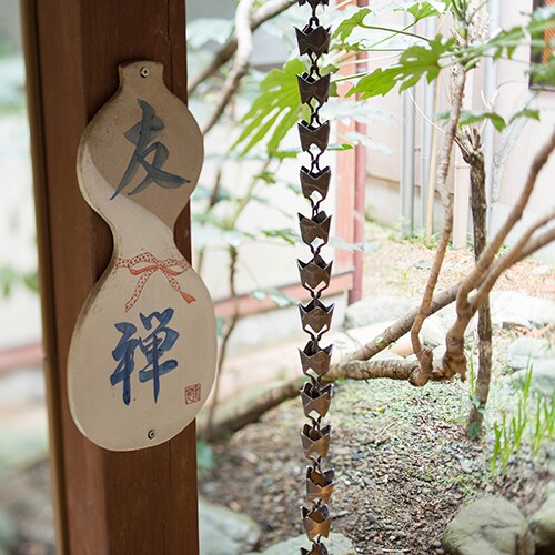 [Japanese-style room / Yuzen] Ribbons are tied in the image of Yuzen weaving. The nameplate of Kasama ware is also different for each room.