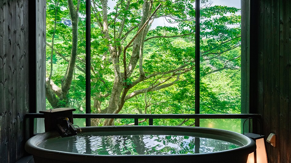 "Private open-air forest bath" - Enjoy a bath while feeling the changing of the seasons.
