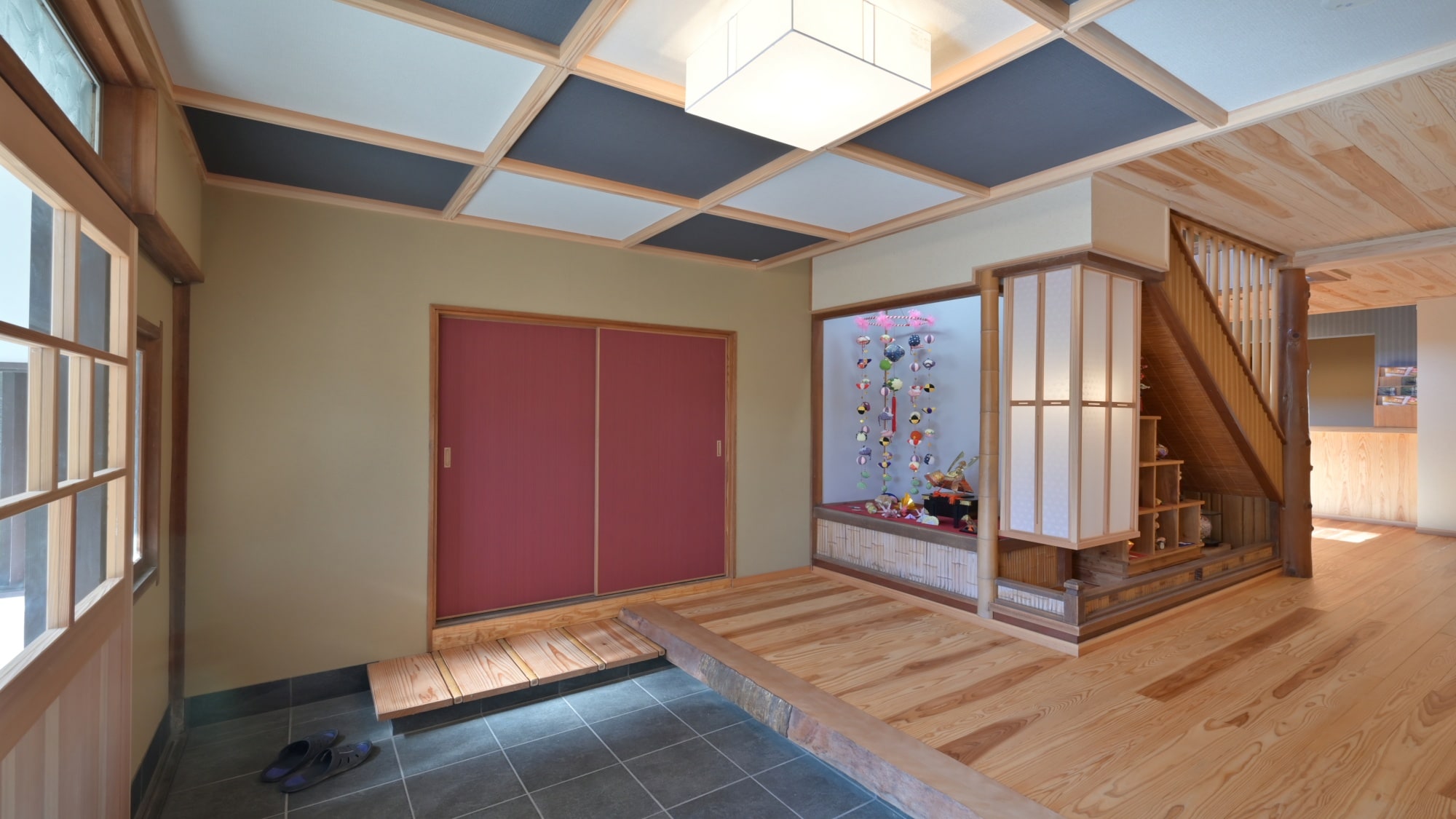 The entrance hall exudes a Japanese atmosphere, and warm lighting welcomes visitors.