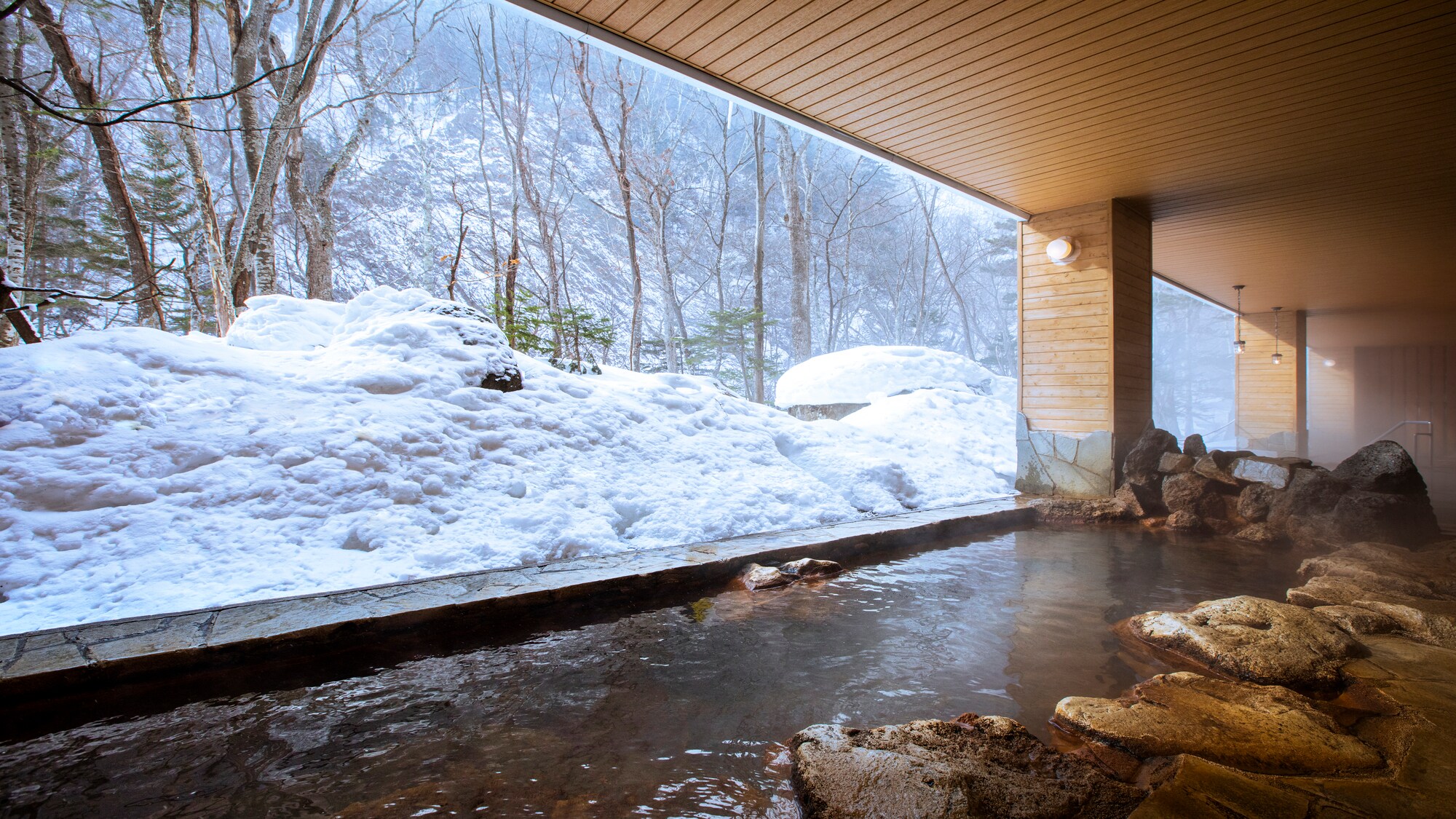 【天然溫泉「Kawa no Whisper」】在緊張的氣氛中在露天浴池裡喘口氣…