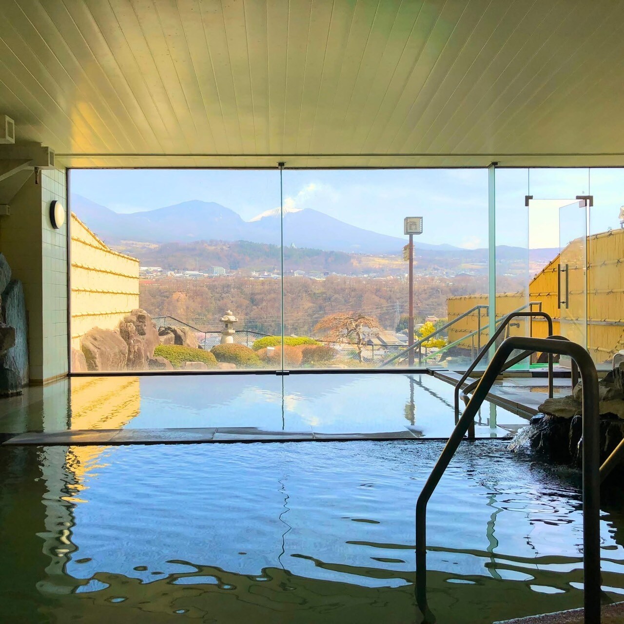 Large public bath: Enjoy the brown water, which changes color subtly depending on the day, straight from the source.