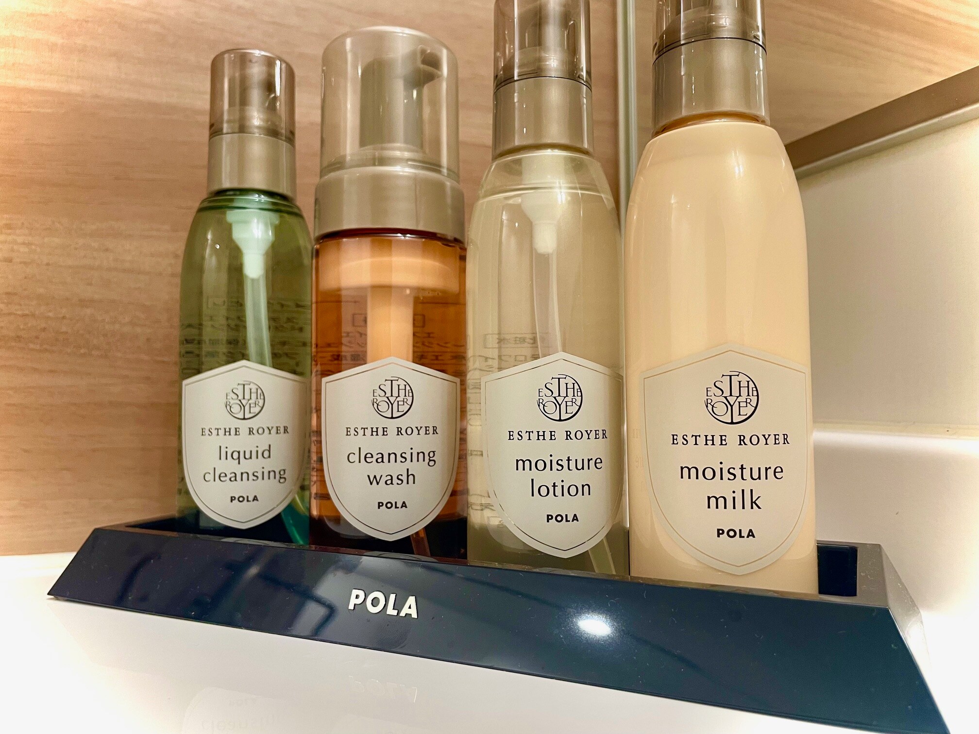 POLA 4-piece cosmetic set (available in all rooms)