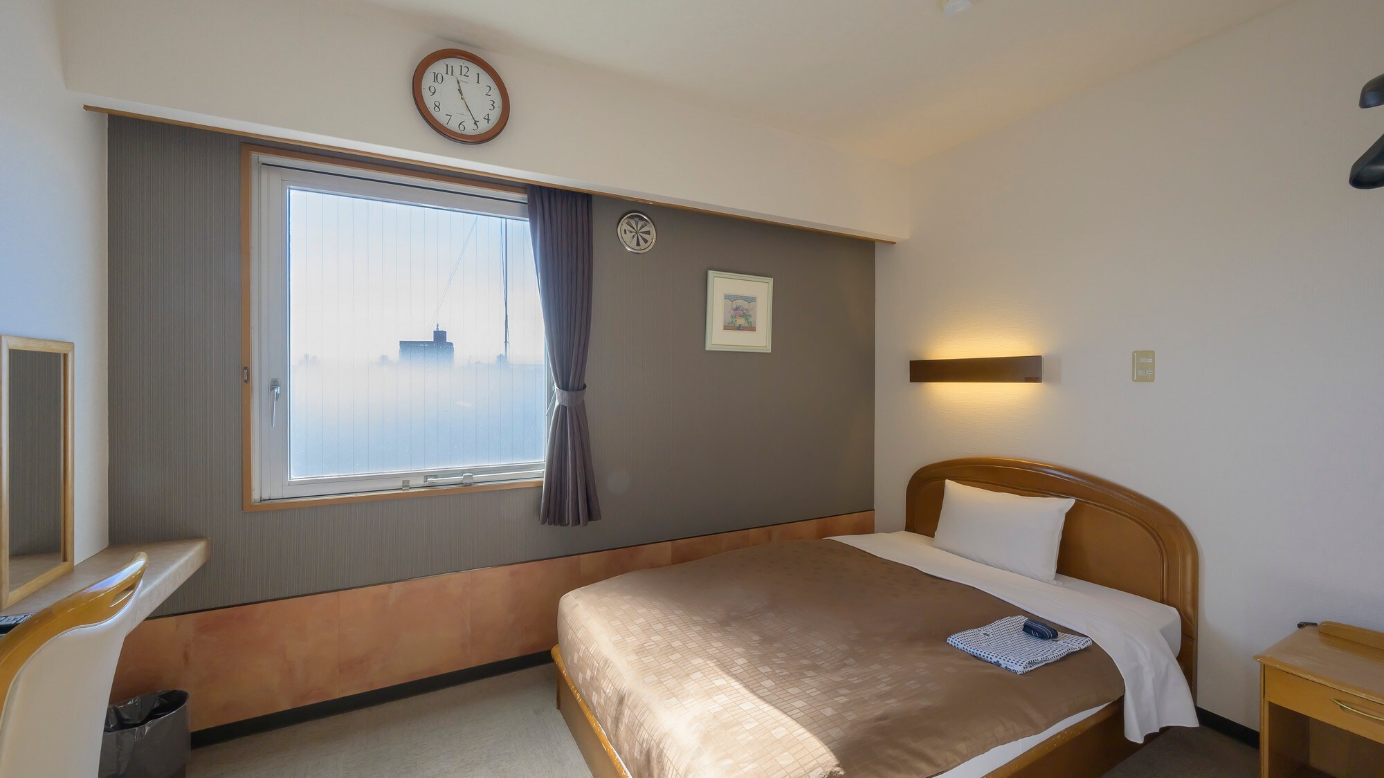[Kamar Single Lebar] Bersantailah di tempat tidur semi-double. Penginapan yang sedikit mewah untuk pelancong bisnis atau solo.